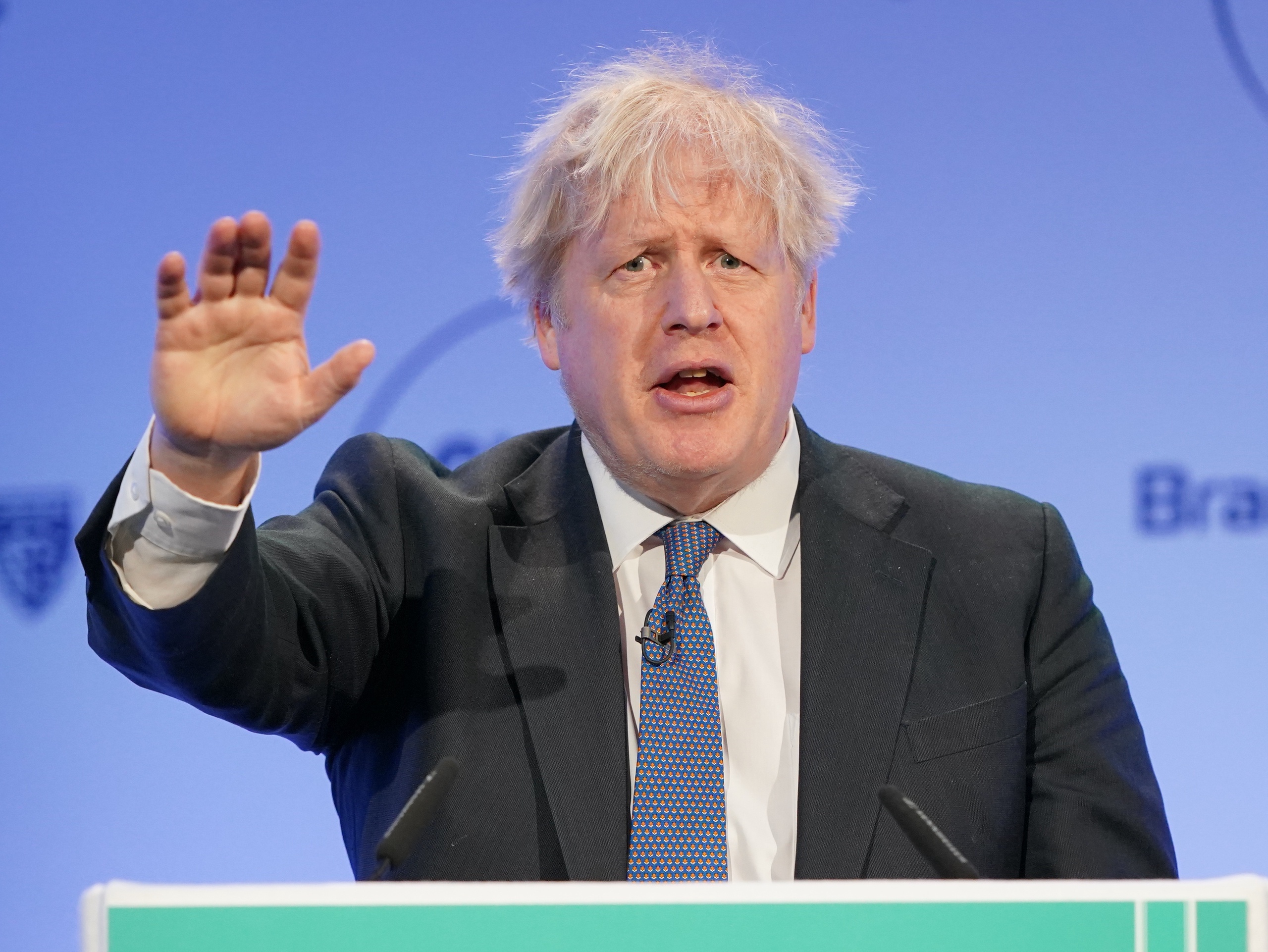 Gisterenavond stopte de Britse oud-premier Boris Johnson per direct als lid van het Lagerhuis. Aanleiding voor zijn aftreden is het onderzoek dat naar hem loopt vanwege partygate. Het onderzoeksrapport is weliswaar nog niet openbaar gemaakt, maar Johnson had het al ingezien. Hij verklaarde dat de onderzoekscommissie 'hem kennelijk uit het parlement wil duwen'.