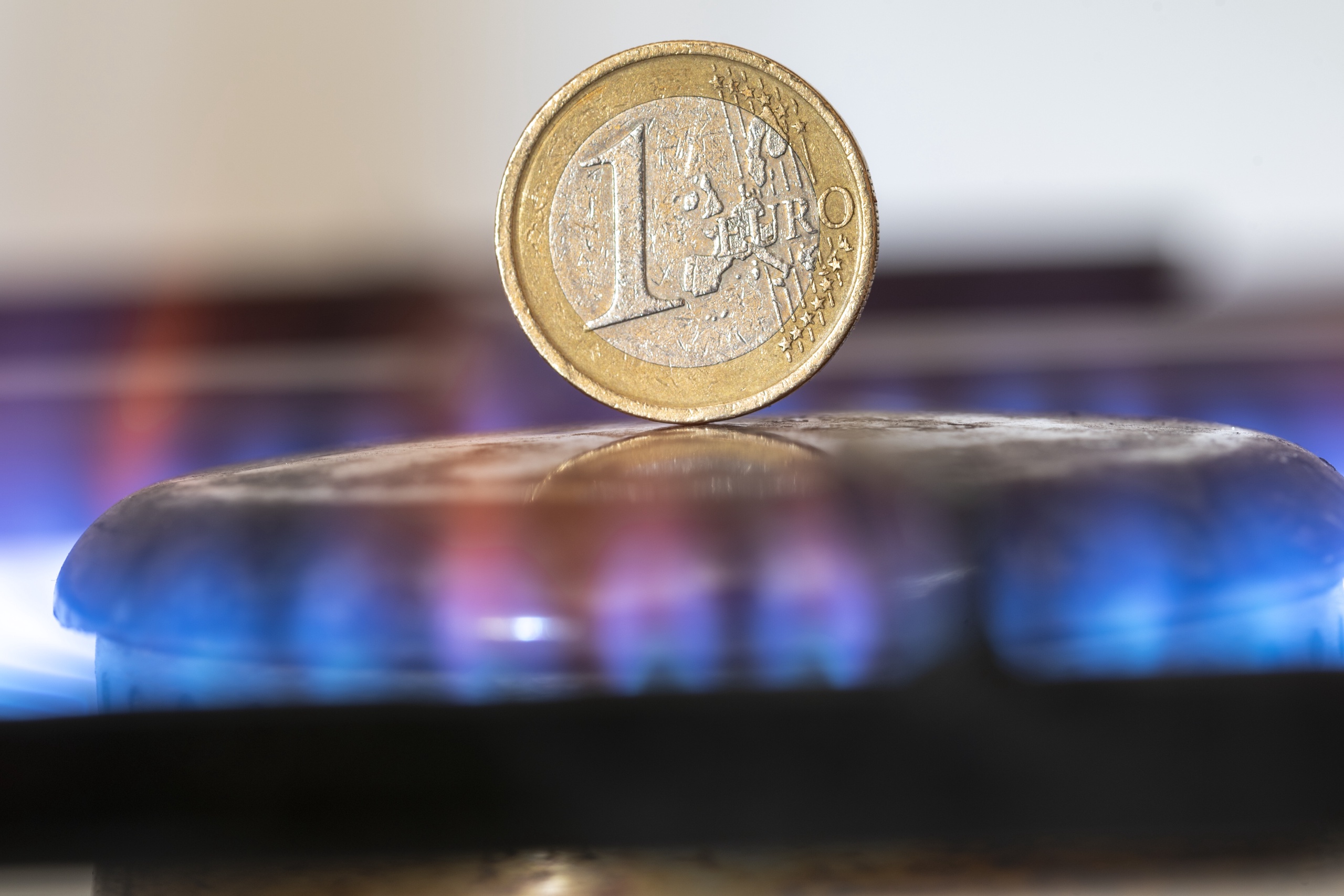 The European gas price has fallen to the lowest level in almost two years.  The price of a megawatt hour of gas fell by almost nine percent to 25.35 euros yesterday, but we are not completely out of the woods yet, thinks energy expert Jilles van den Beukel of the The Hague Center for Strategic Studies.