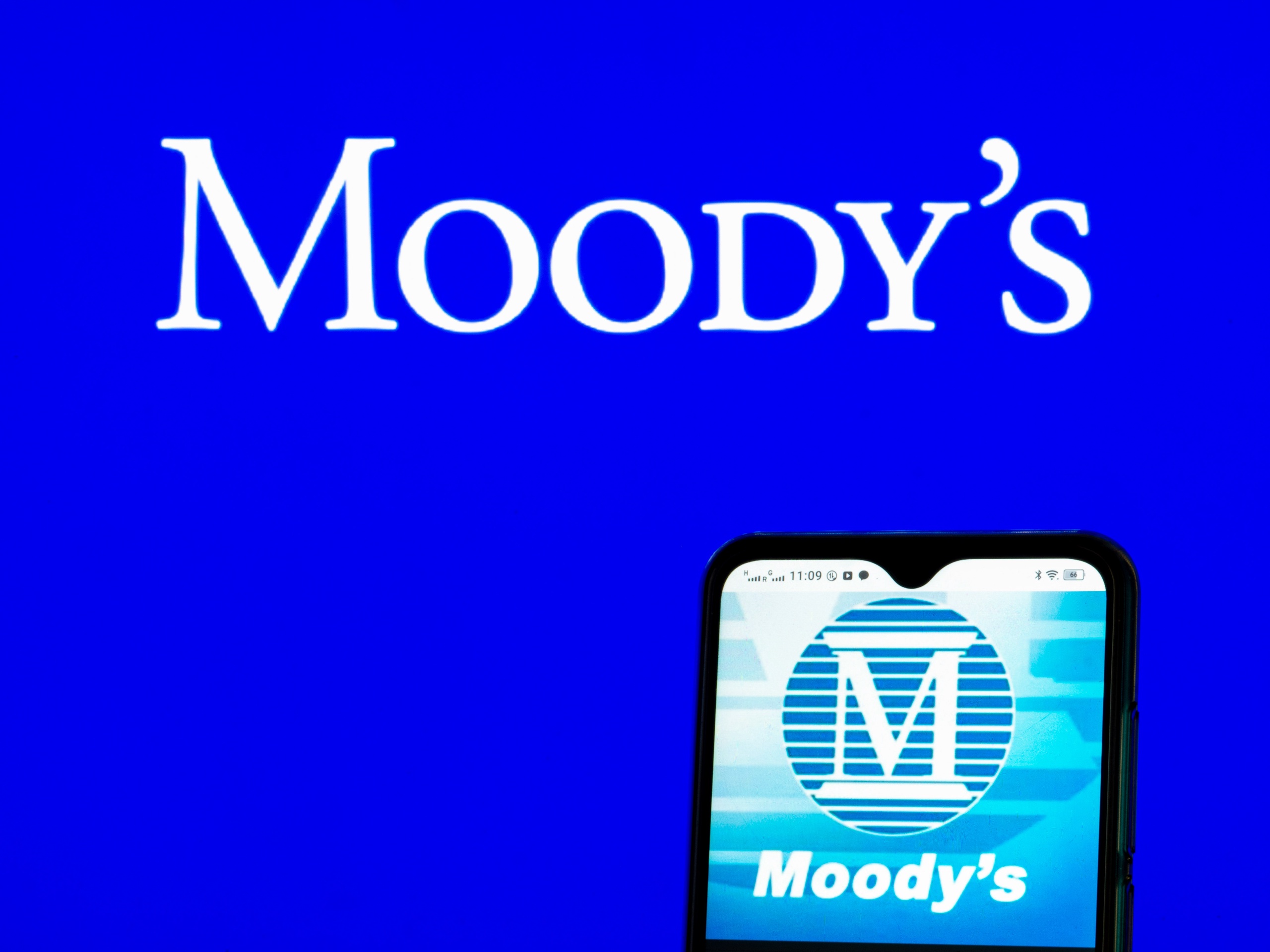 Nederland heeft van kredietbeoordelaar Moody's opnieuw de hoogste rating meegekregen. Ondanks de Europese energiecrisis en de toegenomen inflatie staat de Nederlandse economie er volgens het ratingbureau goed voor. Over alle extra uitgaven van de regering aan energiesteun, zoals het prijsplafond voor gas en elektriciteit, maken analisten van Moody's zich weinig zorgen.