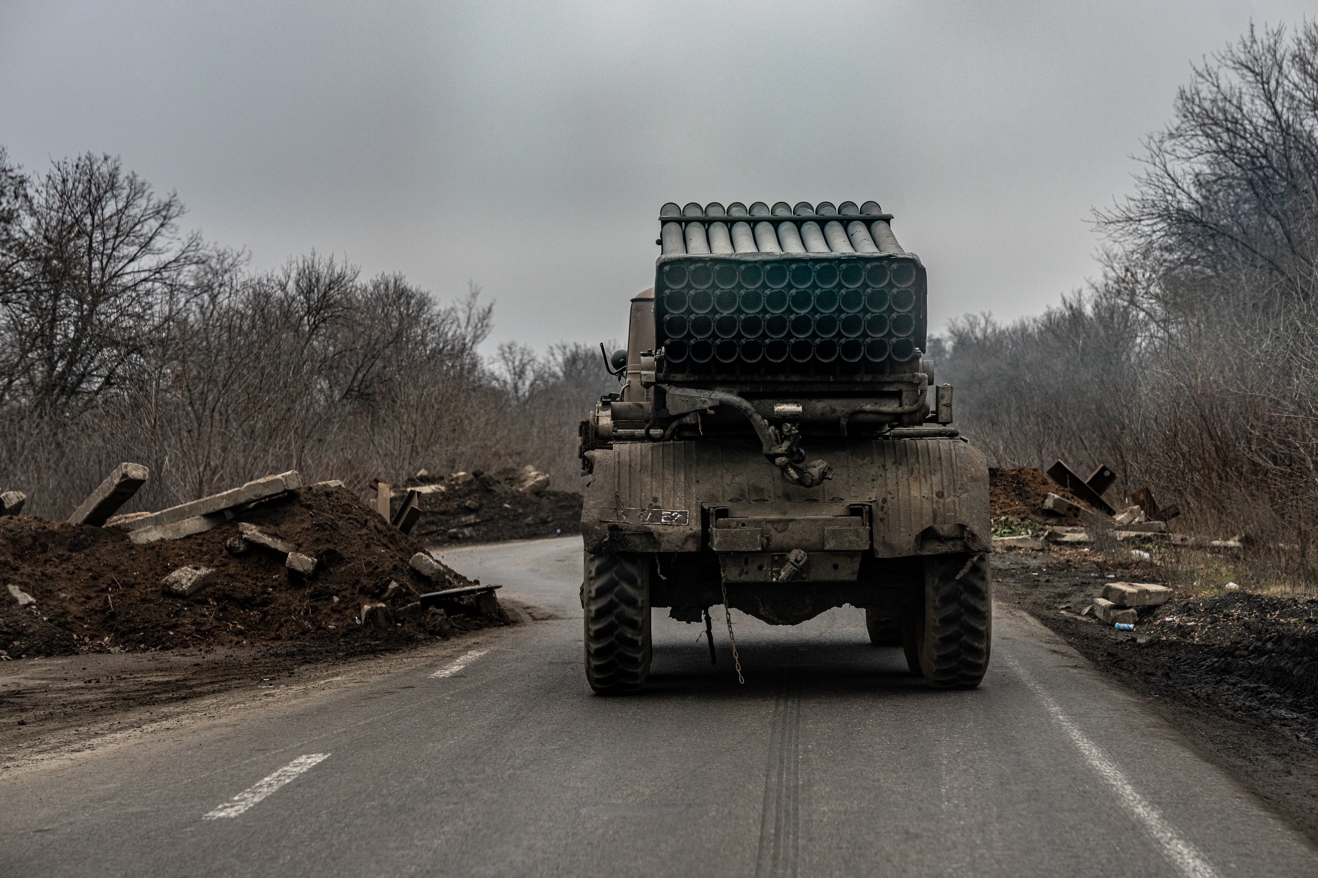 Militaire voertuigen in Oekraïne. De Oekraïense minister van Buitenlandse Zaken Reznikov meldt dat Rusland bezig is met het voorbereiden van een groot offensief rond 24 februari, de 'verjaardag' van de oorlog. 