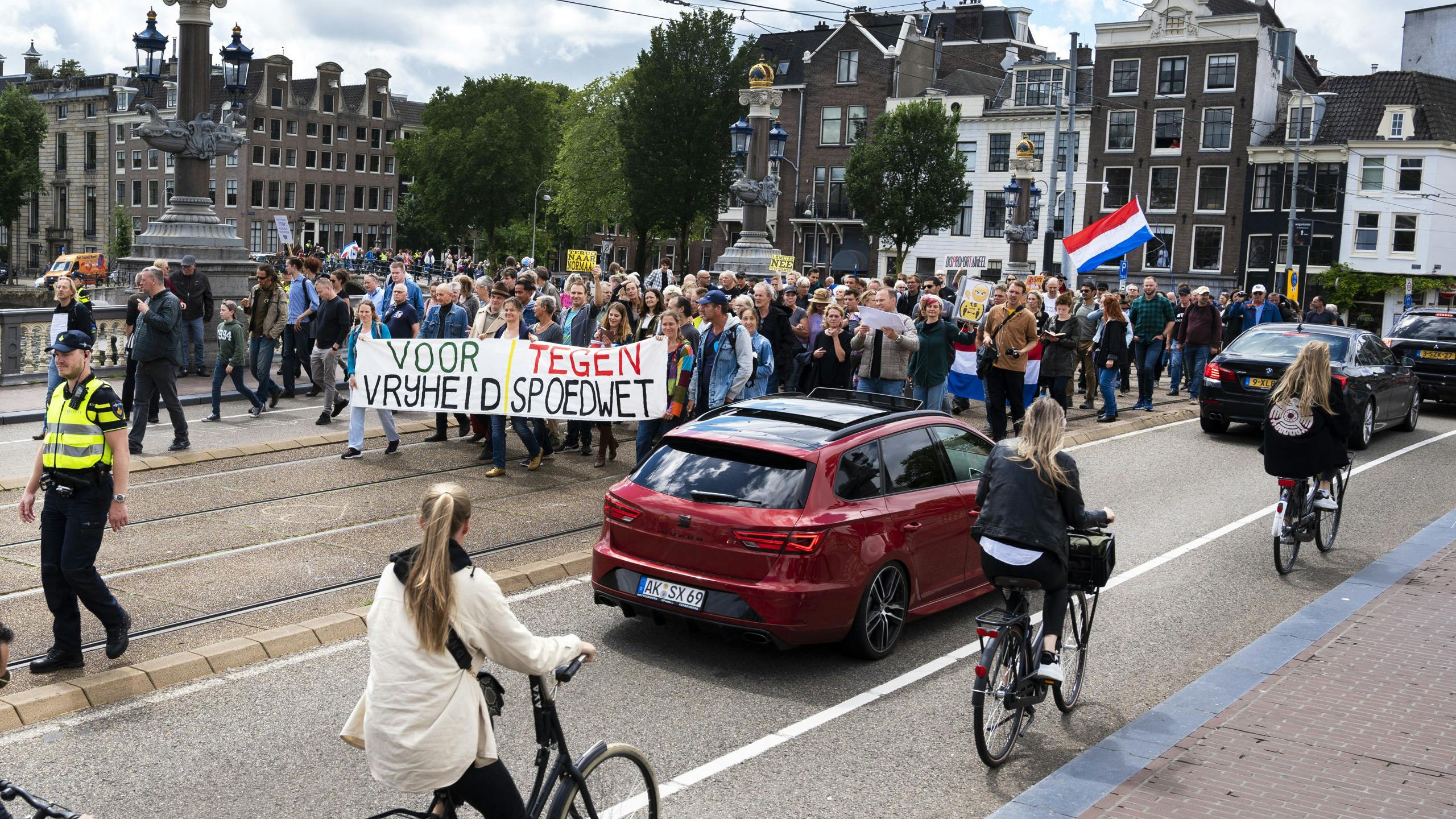 AMSTERDAM - Deelnemers aan een Vrijheidsmars protesteren tegen de vrijheid beperkende maatregelen die de overheid vanwege het coronavirus heeft ingesteld. Zij vinden dat de coronamaatregelen meer schade aanrichten dan goed doen. ANP EVERT ELZINGA