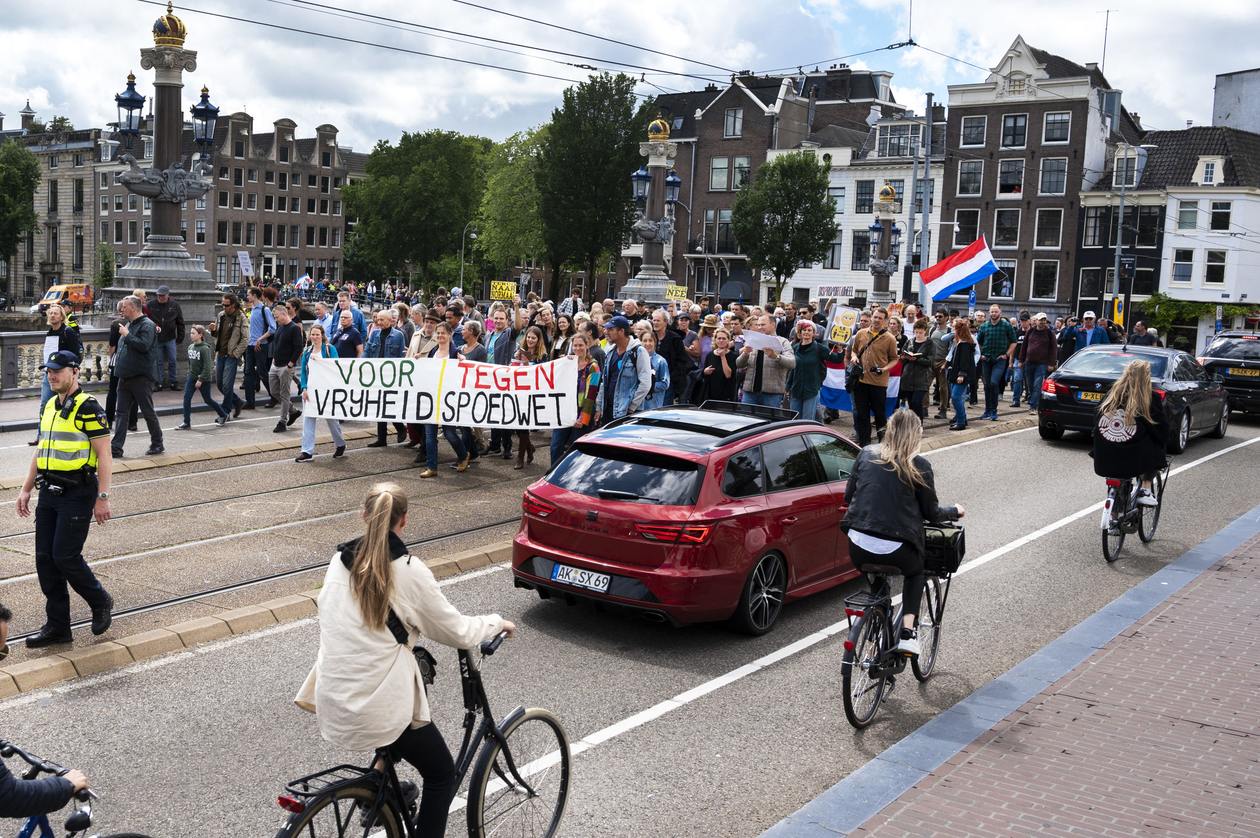 AMSTERDAM - Deelnemers aan een Vrijheidsmars protesteren tegen de vrijheid beperkende maatregelen die de overheid vanwege het coronavirus heeft ingesteld. Zij vinden dat de coronamaatregelen meer schade aanrichten dan goed doen. ANP EVERT ELZINGA