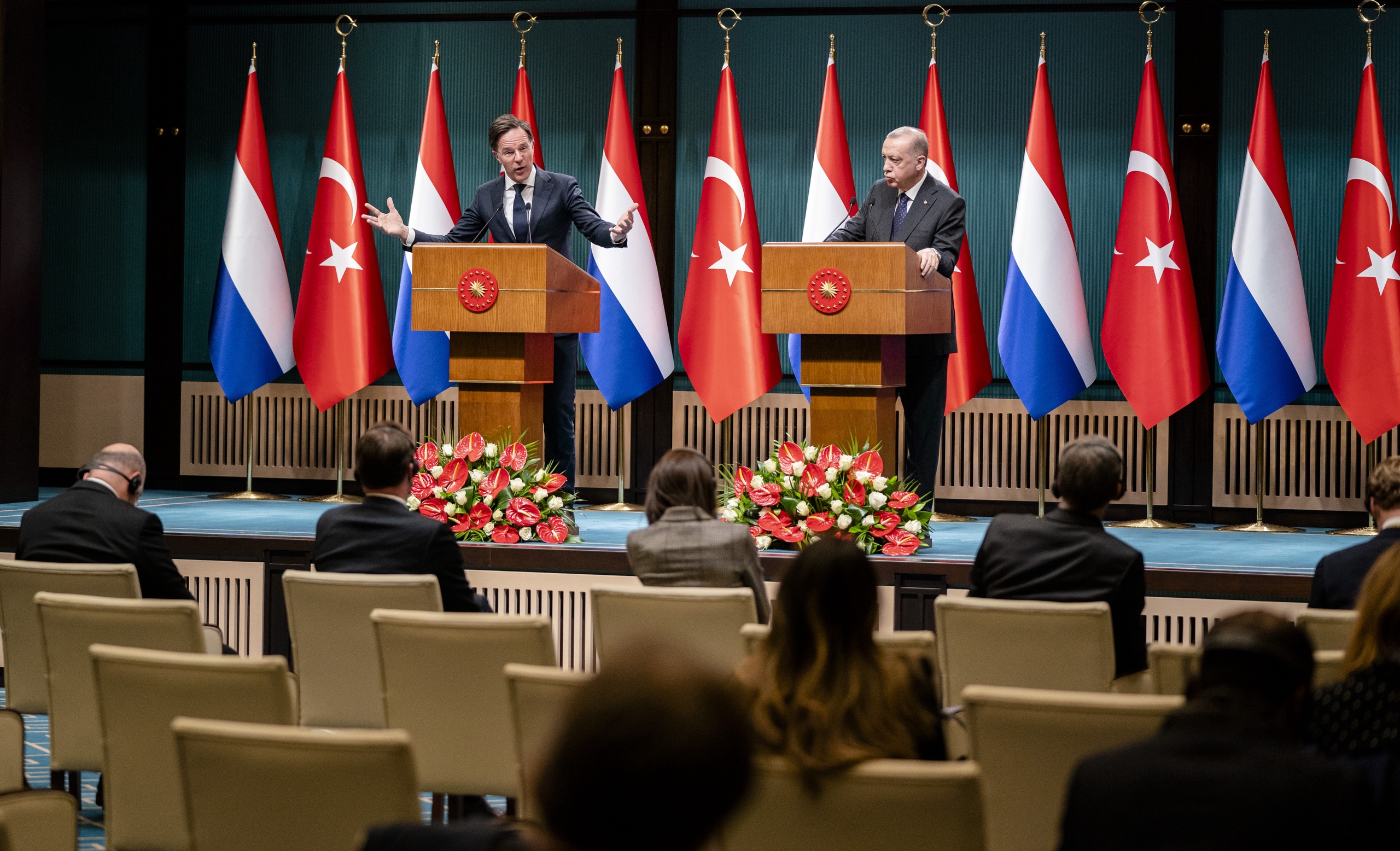 De Nederlandse ambassadeur in Turkije is op het matje geroepen vanwege protesten in Den Haag, waar Pegida-voorman Edwin Wagensveld afgelopen zondag een koran verscheurde. Turkije spreekt van een gruwelijke daad, en heeft derhalve ambassadeur Joep Wijnands ontboden in Ankara.