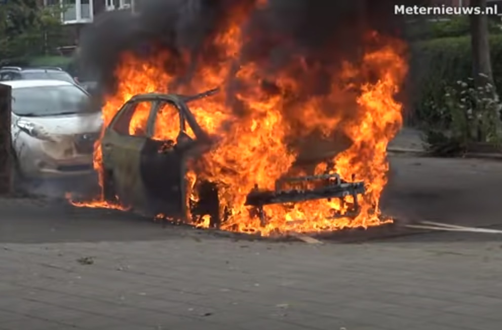De ID.3 die in brand vloog in Groningen brandde volledig uit. Dat is te zien op beelden die Meternieuws.nl op YouTube heeft gezet.