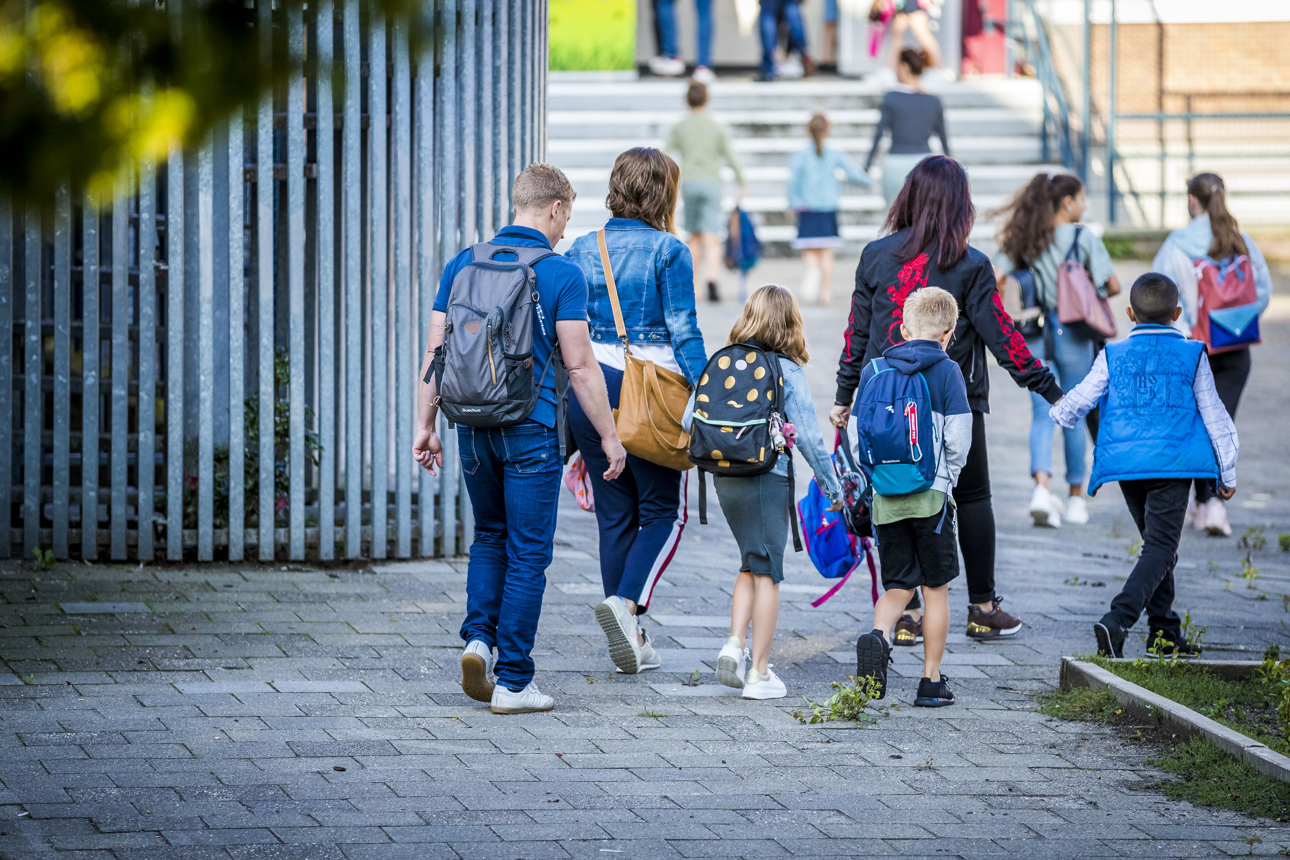 Ouders brengen hun kinderen naar school