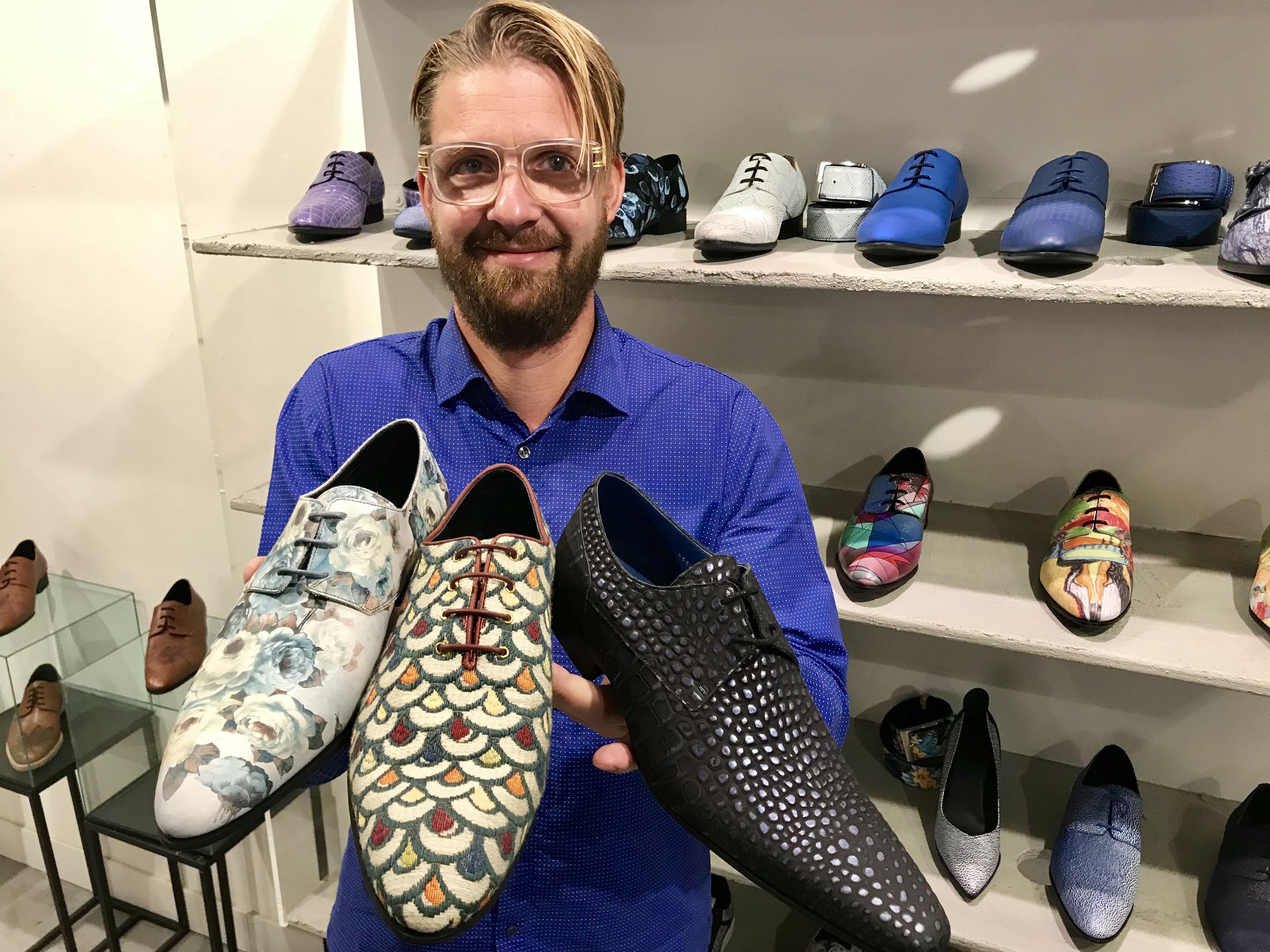 Jochem Grund van Mascolori in Rotterdam toont trots de drie schoenen uit zijn collectie die De Jonge recent droeg: bij de kennismaking met Rutte, bij de beëdiging én zijn 'bordessluipers'. 
