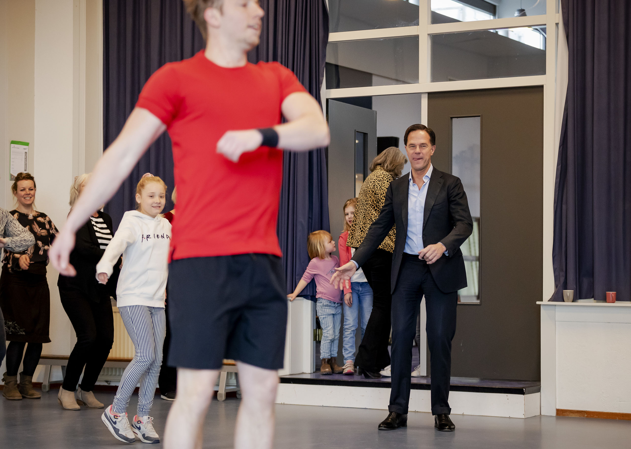Premier Rutte is korte tijd solidair met leerlingen van de Openbare Montessorischool en danst paar seconden mee tijdens een digitaal sportmoment. 