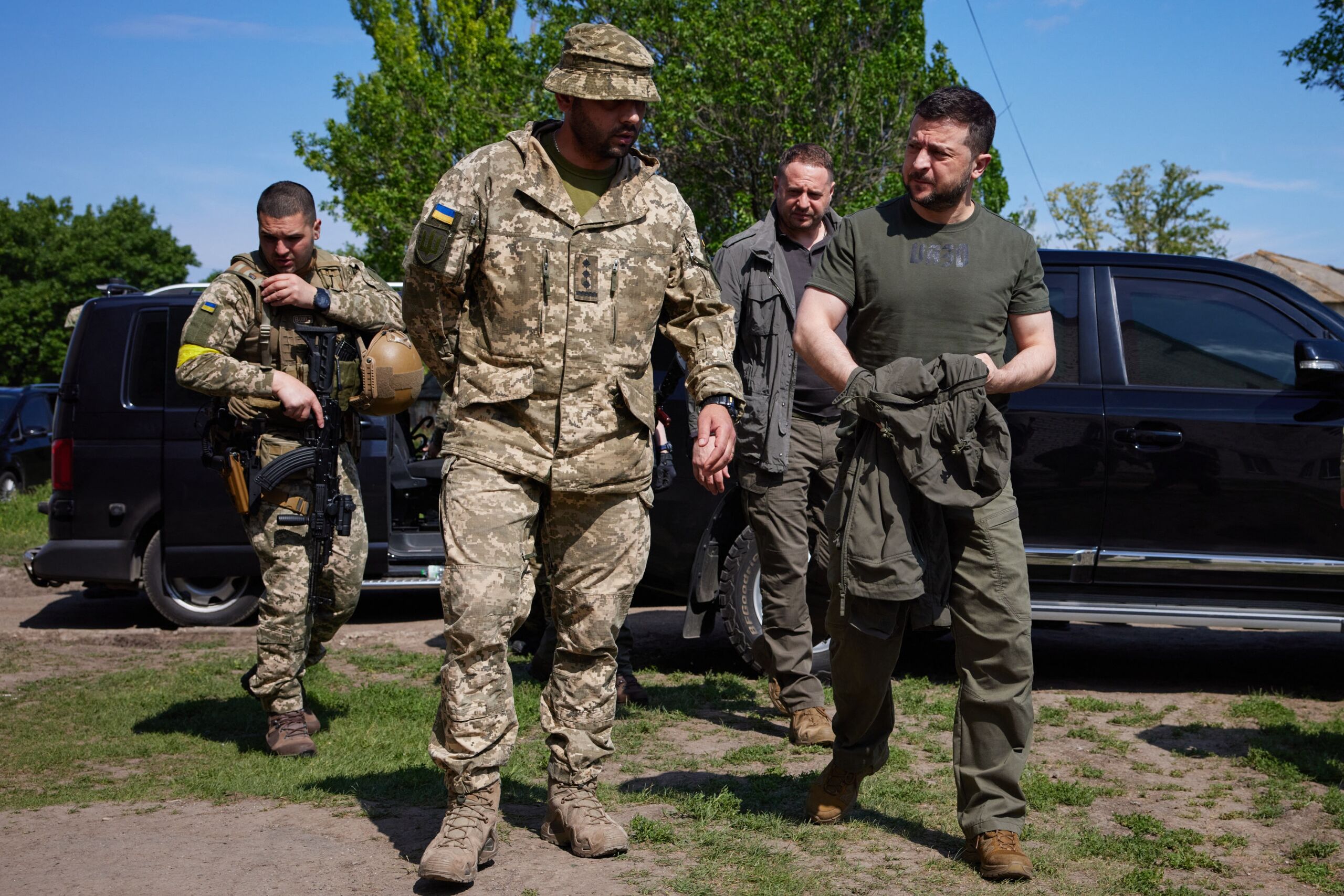 Zelenski bezoekt twee plaatsen aan het front in het oosten van Oekraïne.