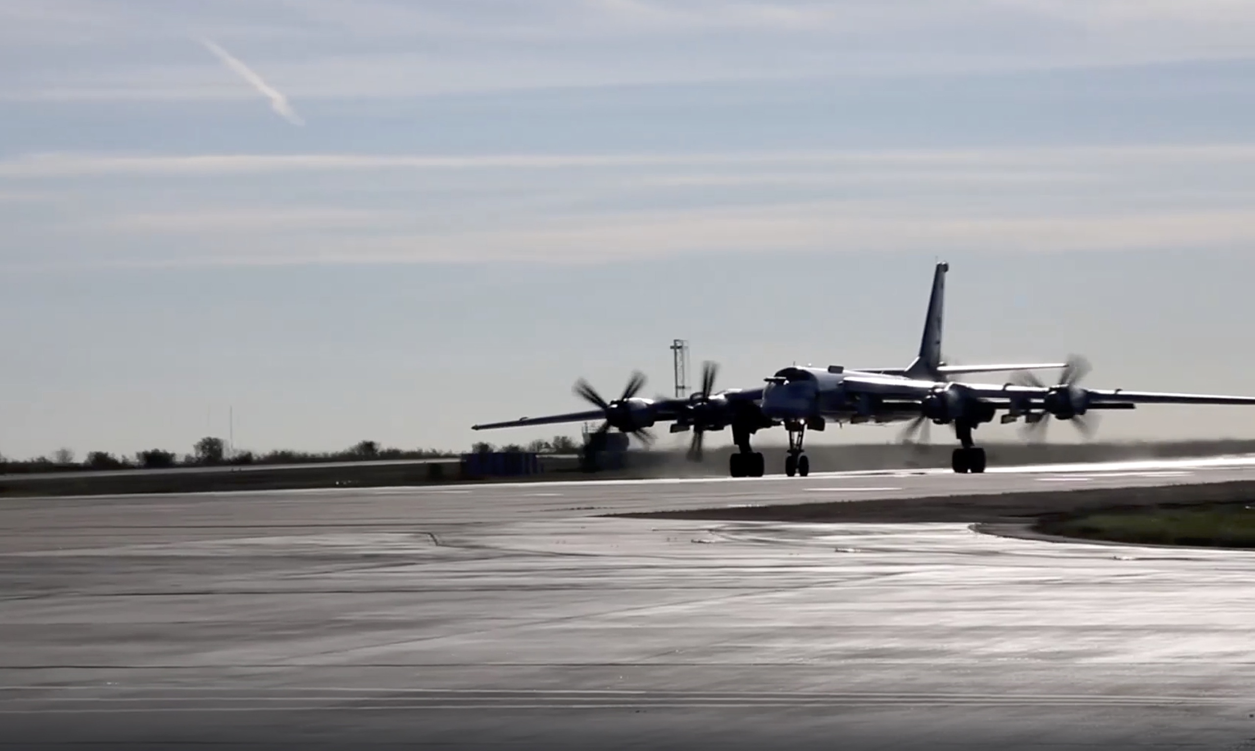 Een Russische TU-95 langeafstandsbommenwerper. Volgens Russische media en videobeelden op sociale media vond maandagochtend vroeg een explosie plaats op de luchtmachtbasis Engels-2 in de Russische regio Saratov, waar Tu-95 bommenwerpers staan die hebben deelgenomen aan aanvallen met kruisraketten tegen Oekraïne. 