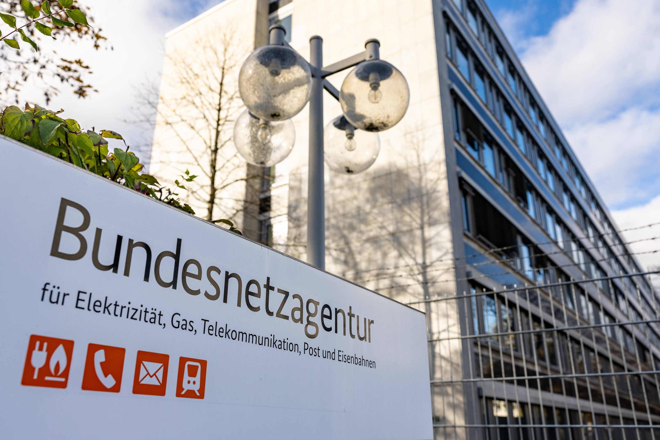 Volgens de Duitse Bundesnetzagentur, de nationale instantie die over energie-infrastructuur gaat, is er meer dan voldoende gas voor Duitsland om de winter door te komen. Dat schrijft Reuters. Dat betekent tevens dat het agentschap de focus naar de winter van 2024 verlegt.