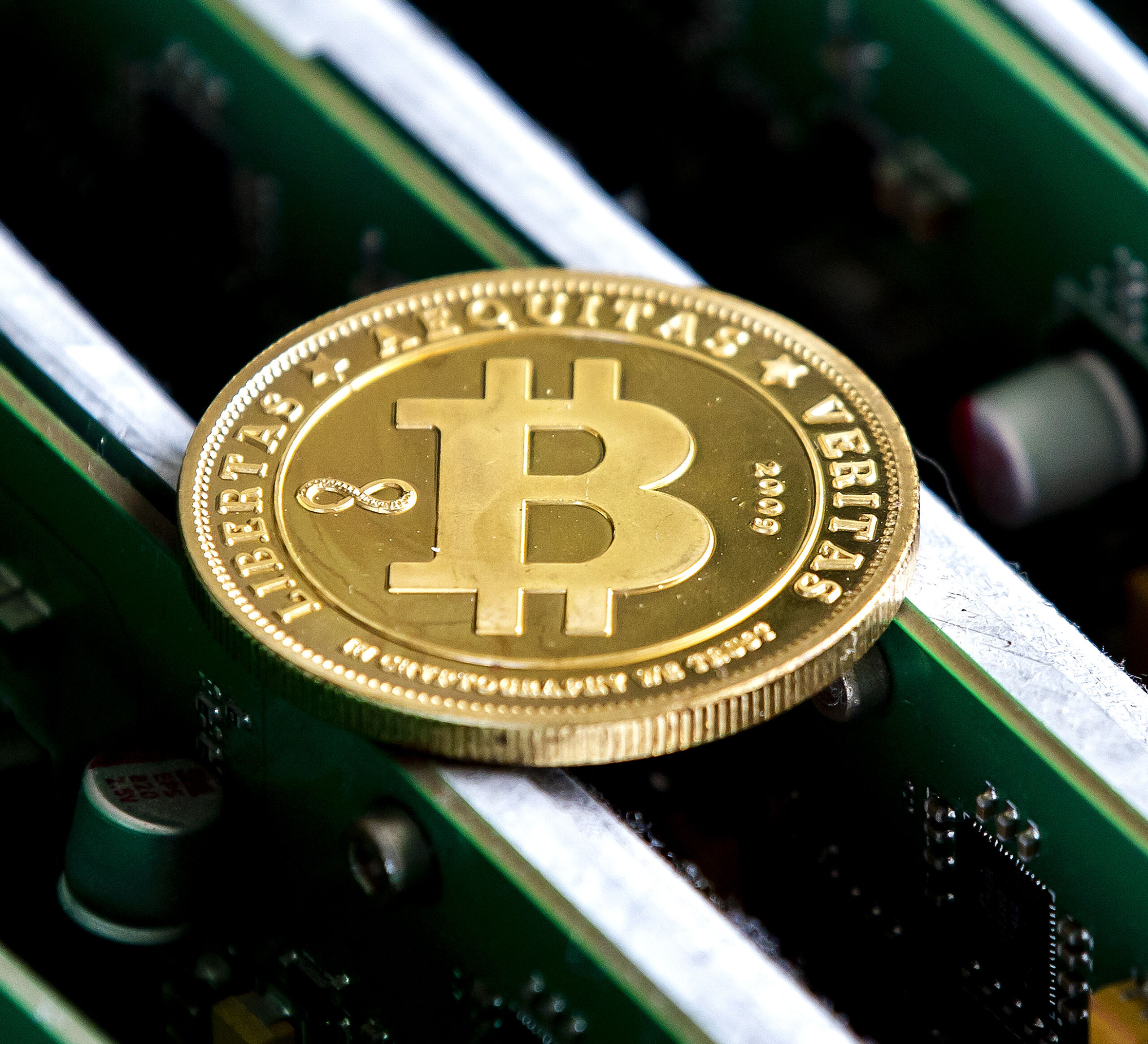 Een munt met daarop het bitcoinlogo