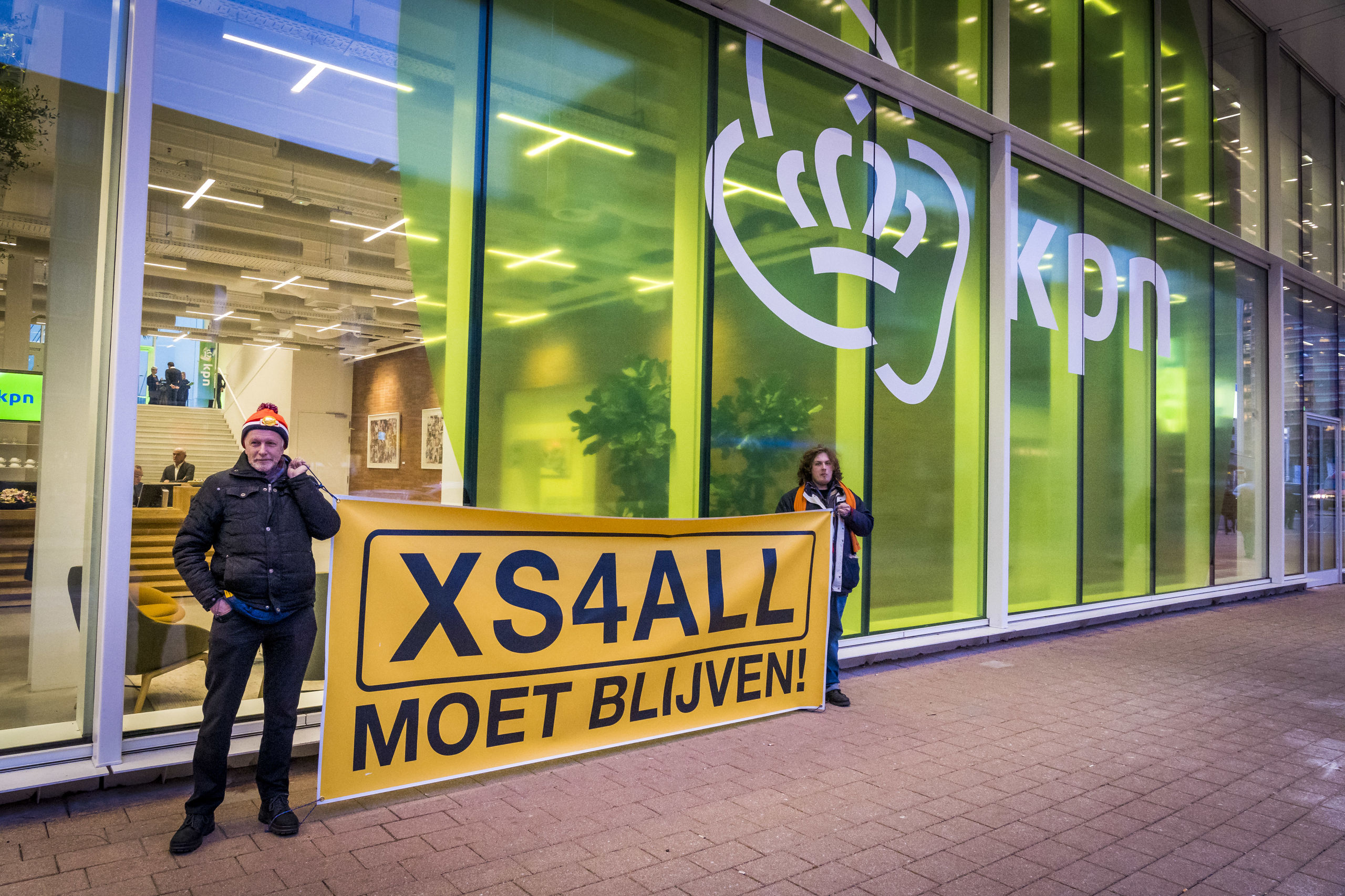 Voor de ingang van het hoofdkantoor van KPN wordt gedemonstreerd door actievoerders van XS4ALL moet blijven. Eigenaar KPN maakte in januari bekend dat merknaam XS4ALL verdwijnt.