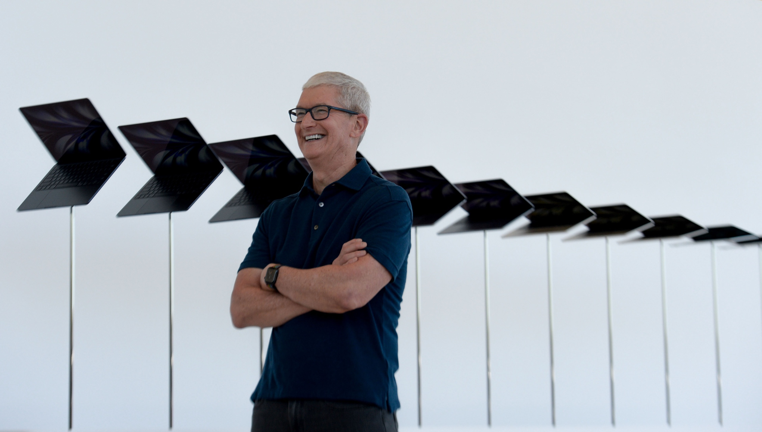 Apple CEO Tim Cook.  The most valuable company in the world, Apple, is becoming even more valuable.  Their new VR glasses will be presented tonight, which has led to an increase in the share.  Apple is now heading for a market value of three trillion dollars, which is unique according to stock market analyst Jos Versteeg of InsingerGilissen.
