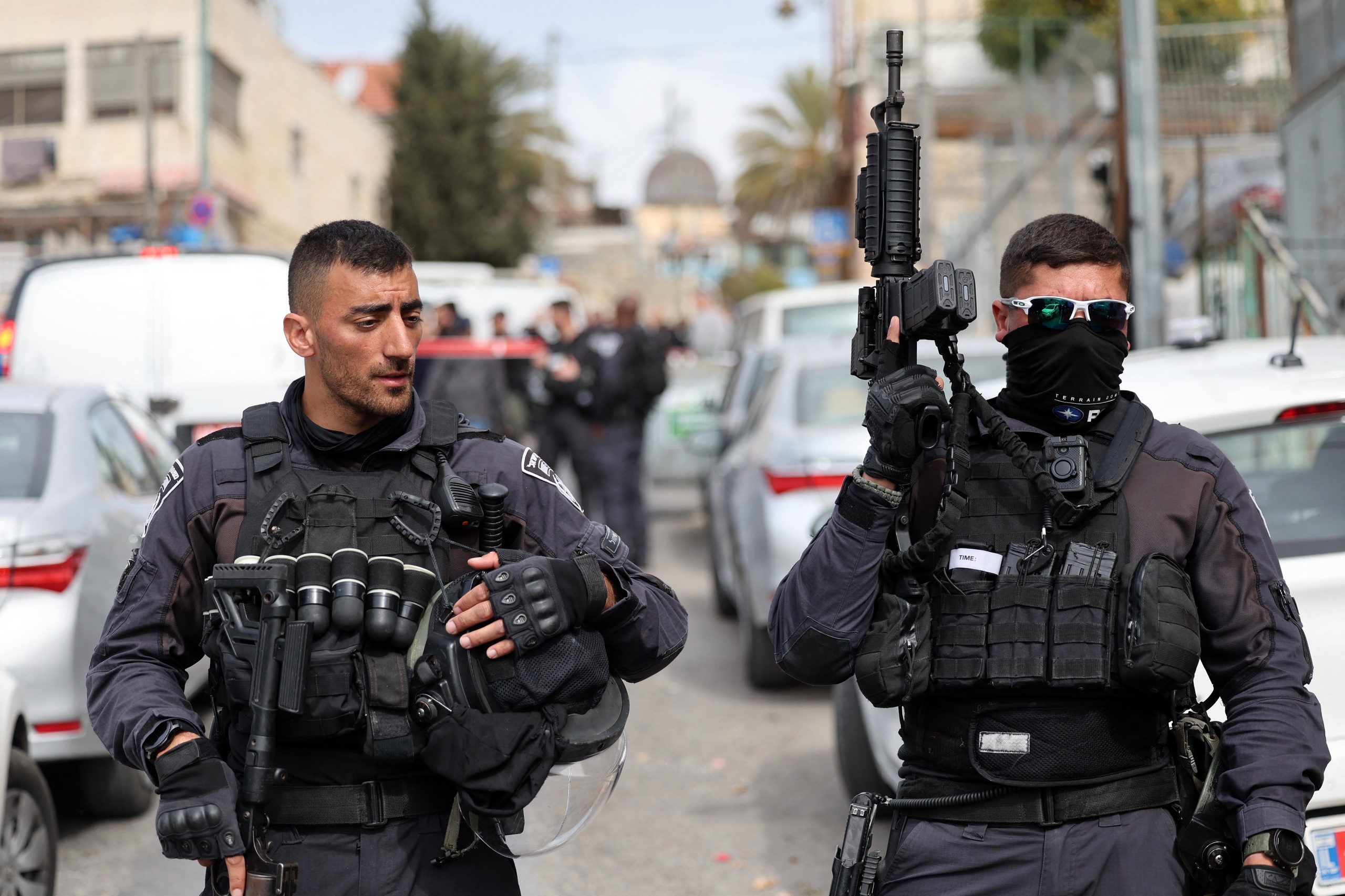 Israël versterkt de aanwezigheid van zijn troepen op de Westelijke Jordaanoever als reactie op twee schietpartijen in Oost-Jeruzalem. Een Palestijnse man (21) doodde daar vrijdag zeven mensen. Zaterdag verwondde een 13-jarige jongen, eveneens een Palestijn, twee mensen.