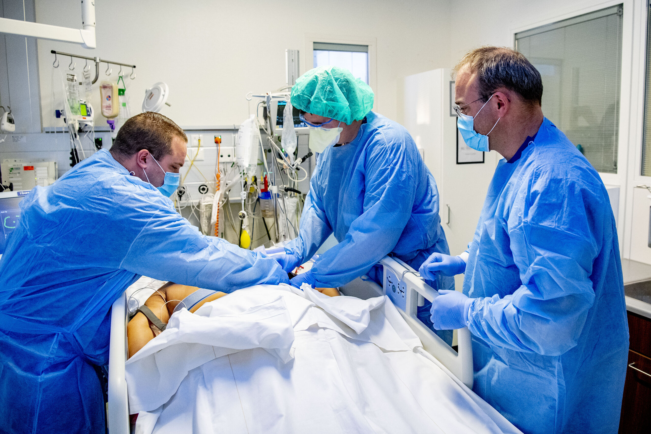 Maasstad ziekenhuis intensive care ic serie Rotterdam Maasstad ziekenhuis. Verpleegkundigen en artsen werken op de intensive care met patiënten die besmet zijn met het coronavirus, in het Maasstad Ziekenhuis in Rotterdam.