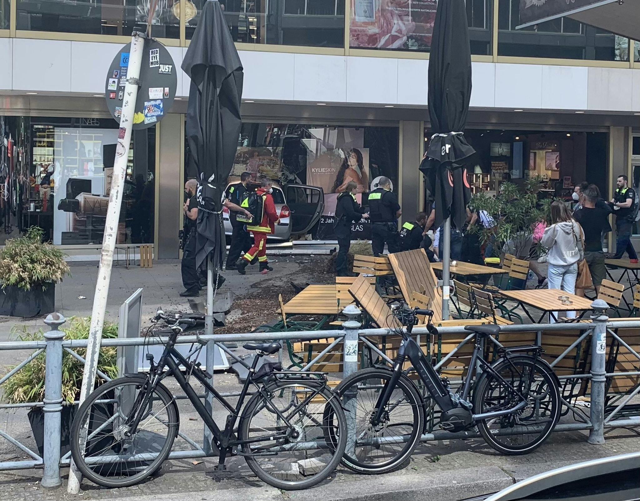 Tote und Verletzte nach Autounfall in Menschenmenge in Berlin