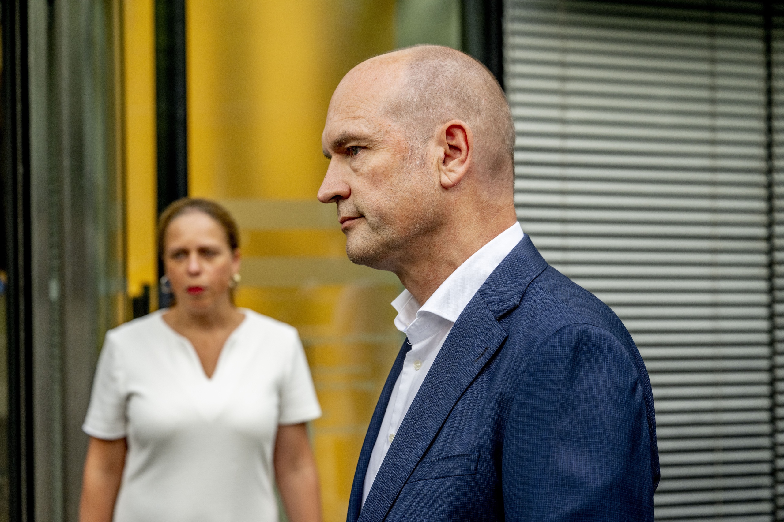 Gert-Jan Segers en Carola Schouten komen aan bij het ministerie van Financiën voor een overleg tussen het kabinet met coalitiepartijen over de begroting van volgend jaar.