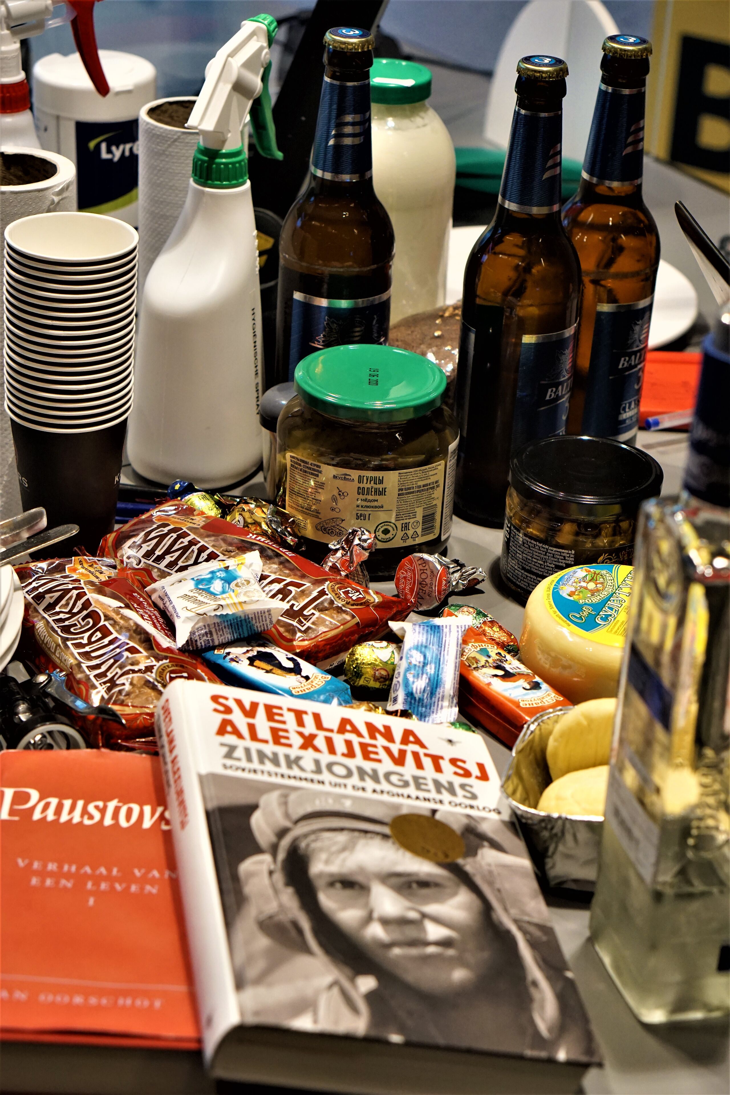 Drank, spijzen, literatuur en schoonmaakmiddelen.