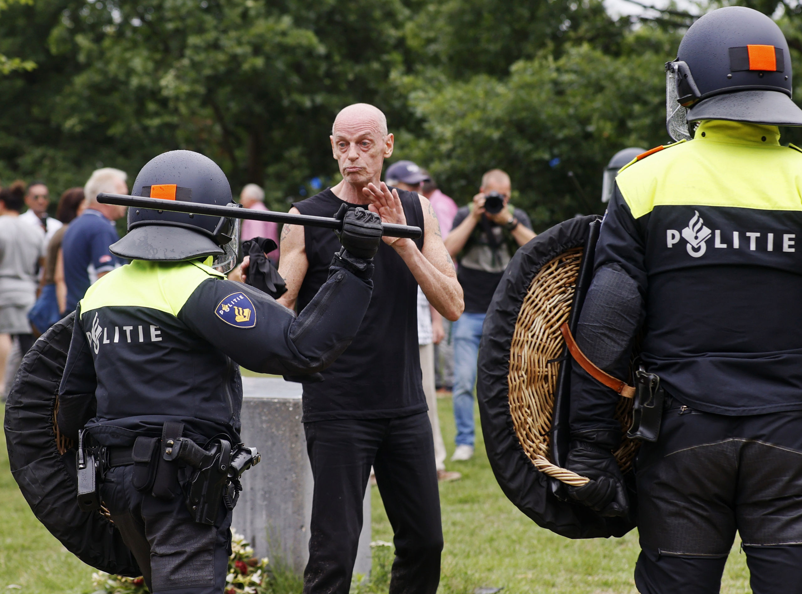 Demonstrant raakt slaags met ME in Den Haag