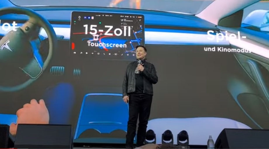 Elon Musk op het podium in Berlijn