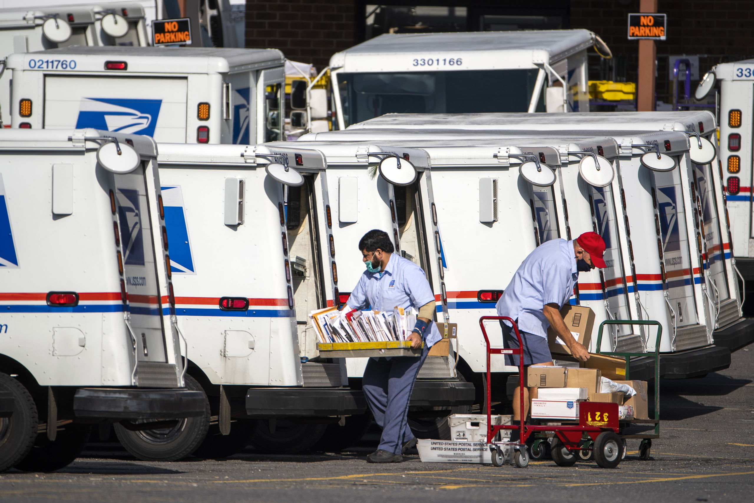 Medewerkers van de USPS (United States Postal Service) aan het werk. 