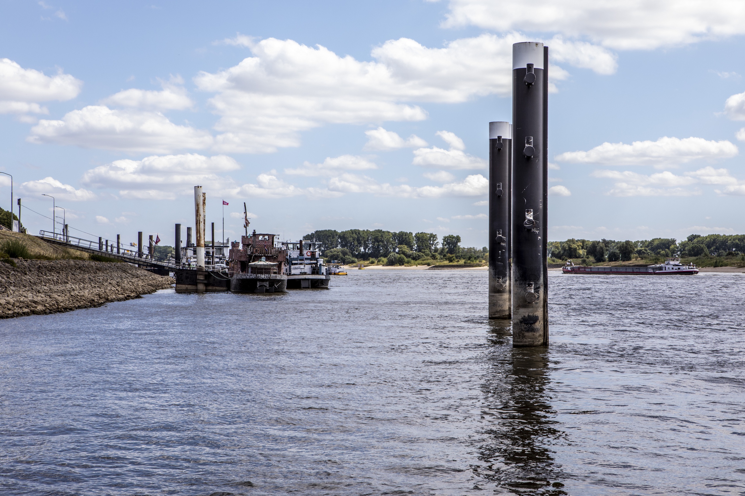 Het water in rivier de Rijn staat extreem laag door aanhoudende droogte. Er is een officieel watertekort in Nederland.