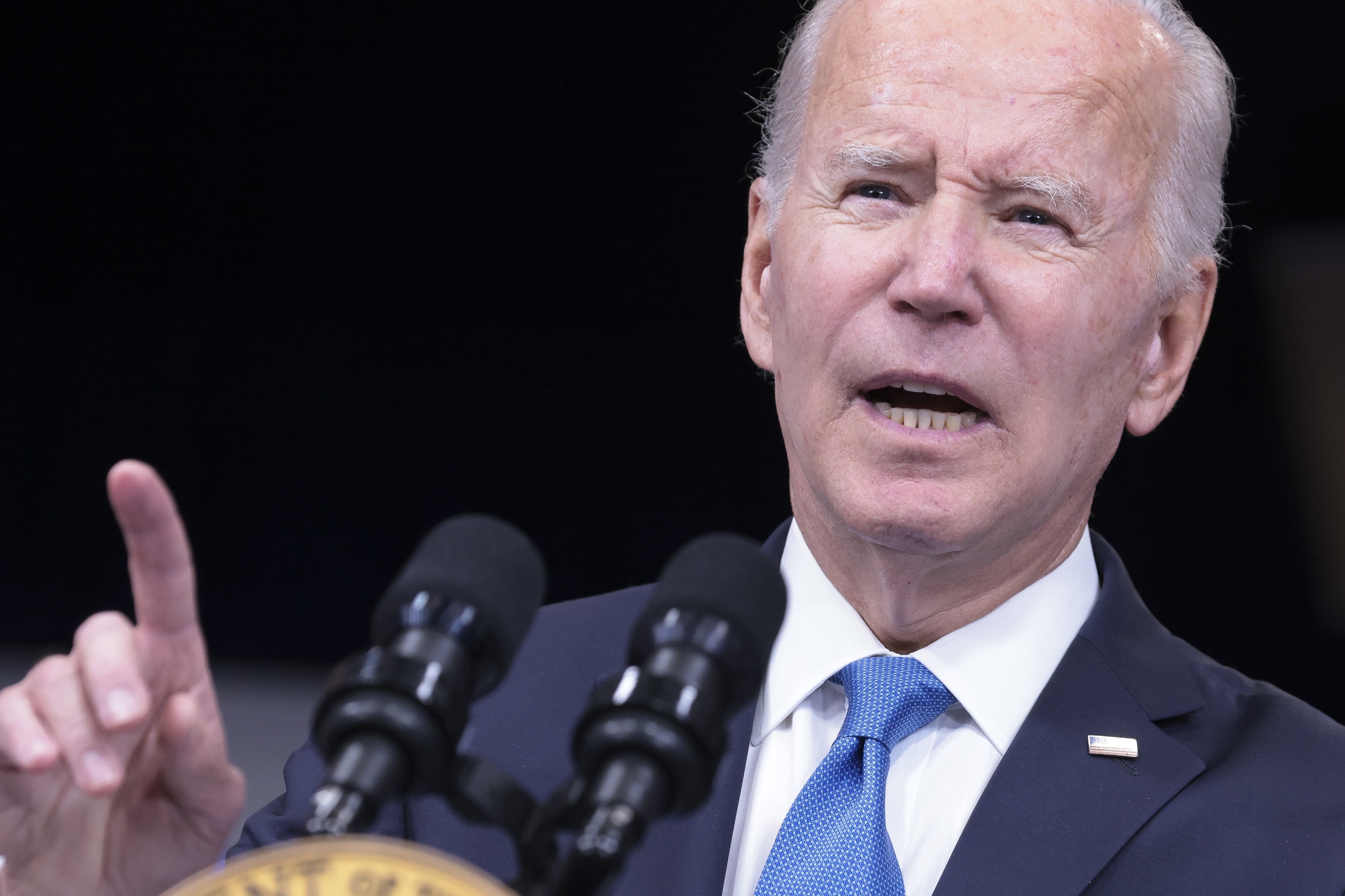 De Amerikaanse president Joe Biden waarschuwt Rusland opnieuw geen kernwapens of een vuile bom met radioactief materiaal te gebruiken in Oekraine. 'Laat me alleen zeggen dat Rusland een ongelooflijk ernstige fout zou maken als het een tactisch kernwapen zou gebruiken', zei Biden in een persbriefing in het Witte Huis. 