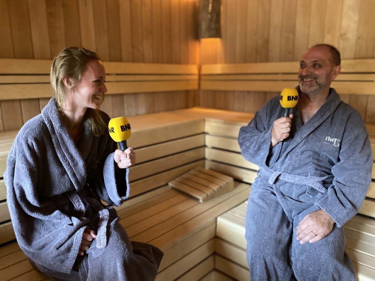 Verslaggeefster Karlijn Meinders in gesprek met Pieter van der Horst, directeur van Thermen la Mer.