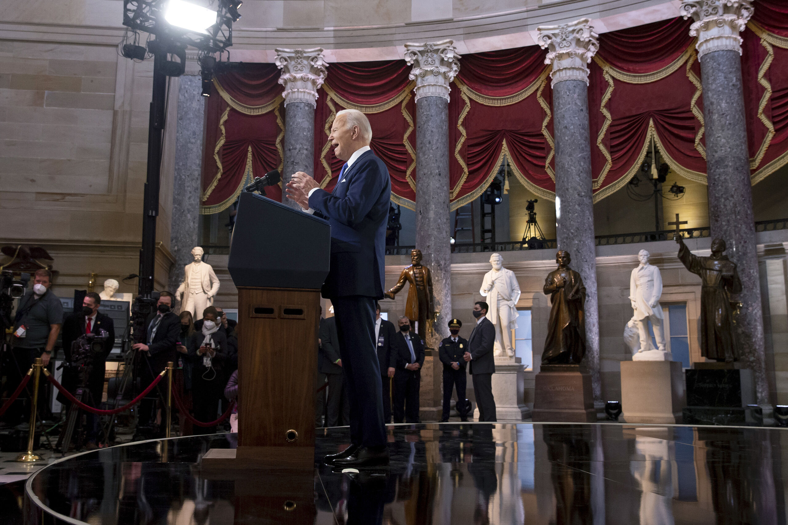 De Amerikaanse president Joe Biden tijdens zijn toespraak één jaar na de bestorming van het Capitool.