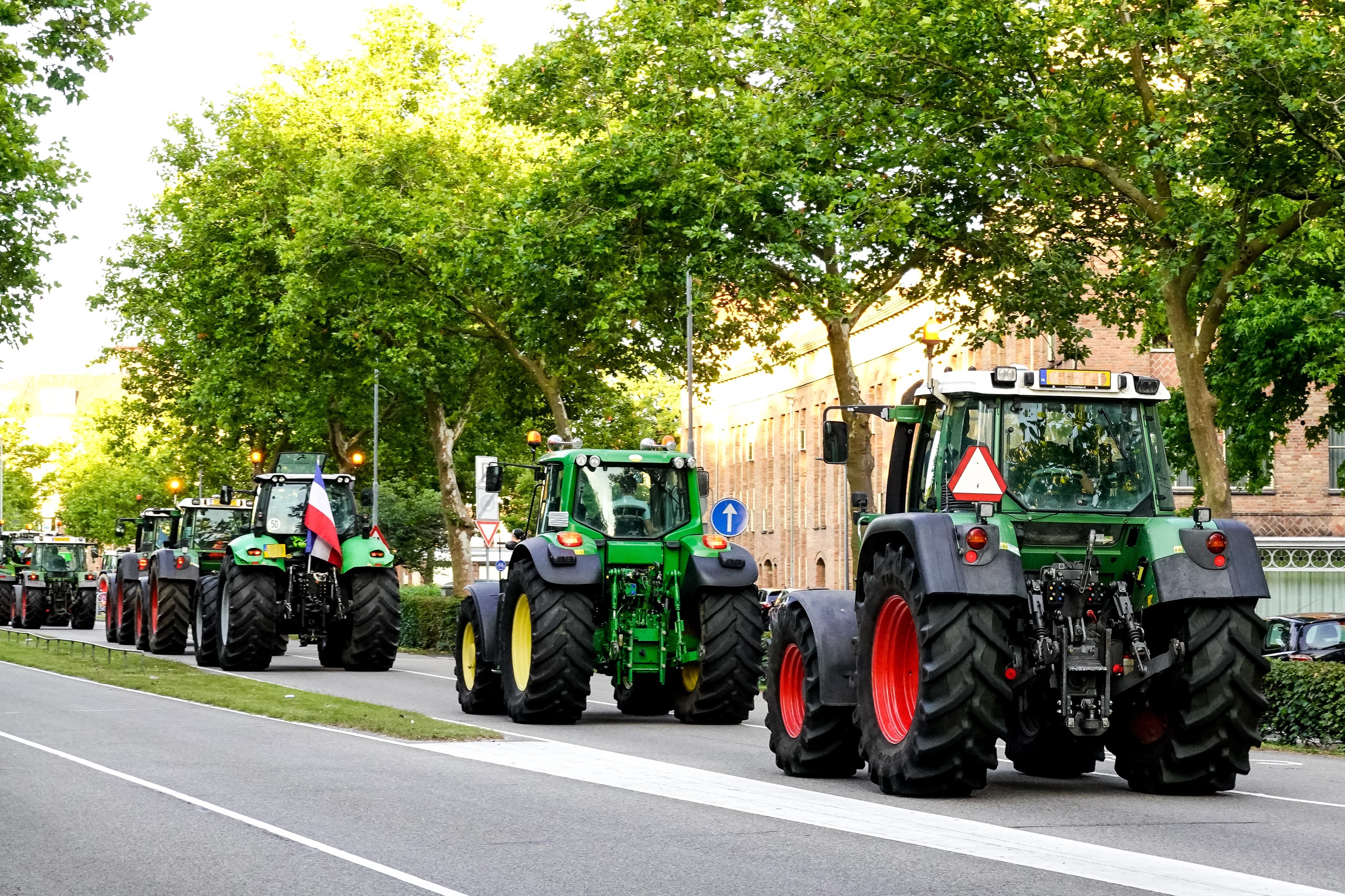 Boeren rijden met trekkers door de straten in Den Bosch.