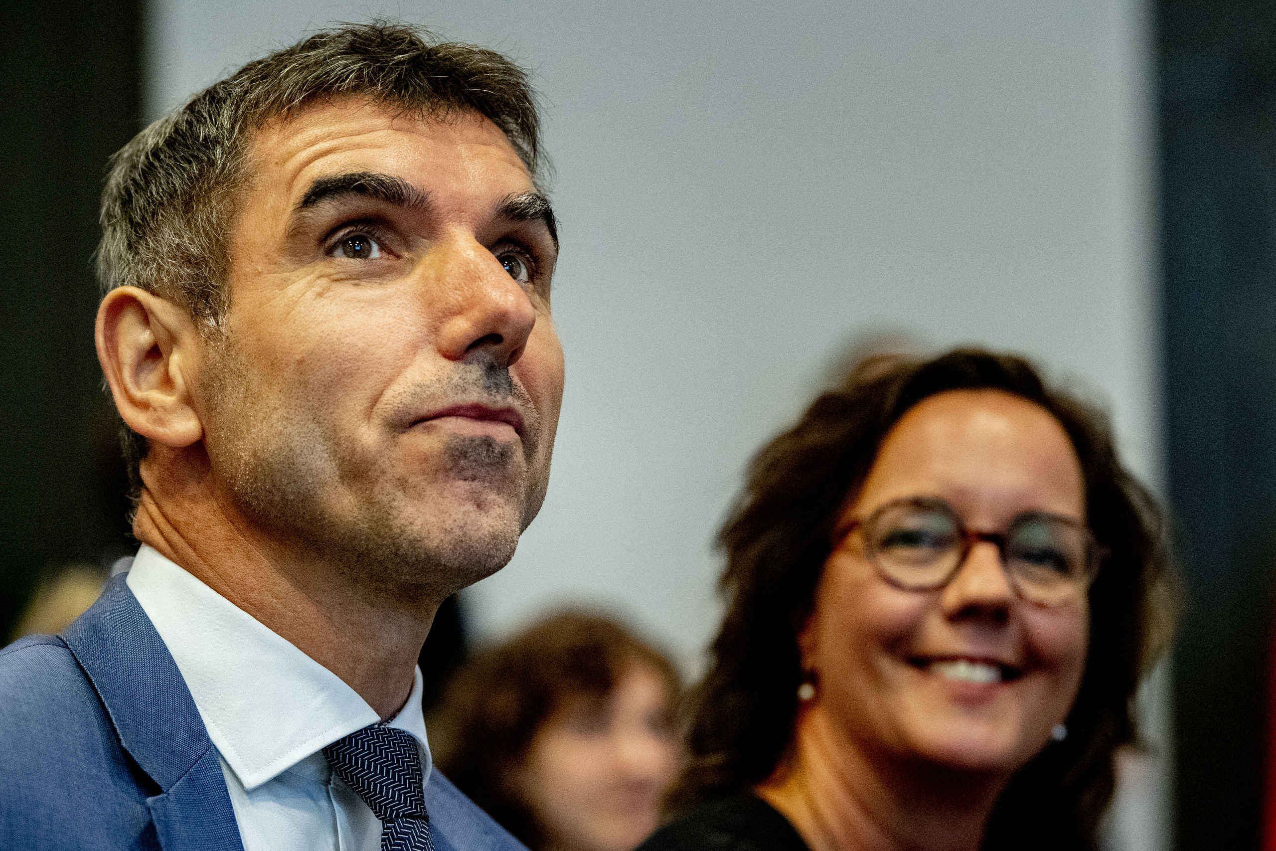 De staatssecretarissen Tamara van Ark (Sociale Zaken en Werkgelegenheid) en Paul Blokhuis (Volksgezondheid, Welzijn en Sport)