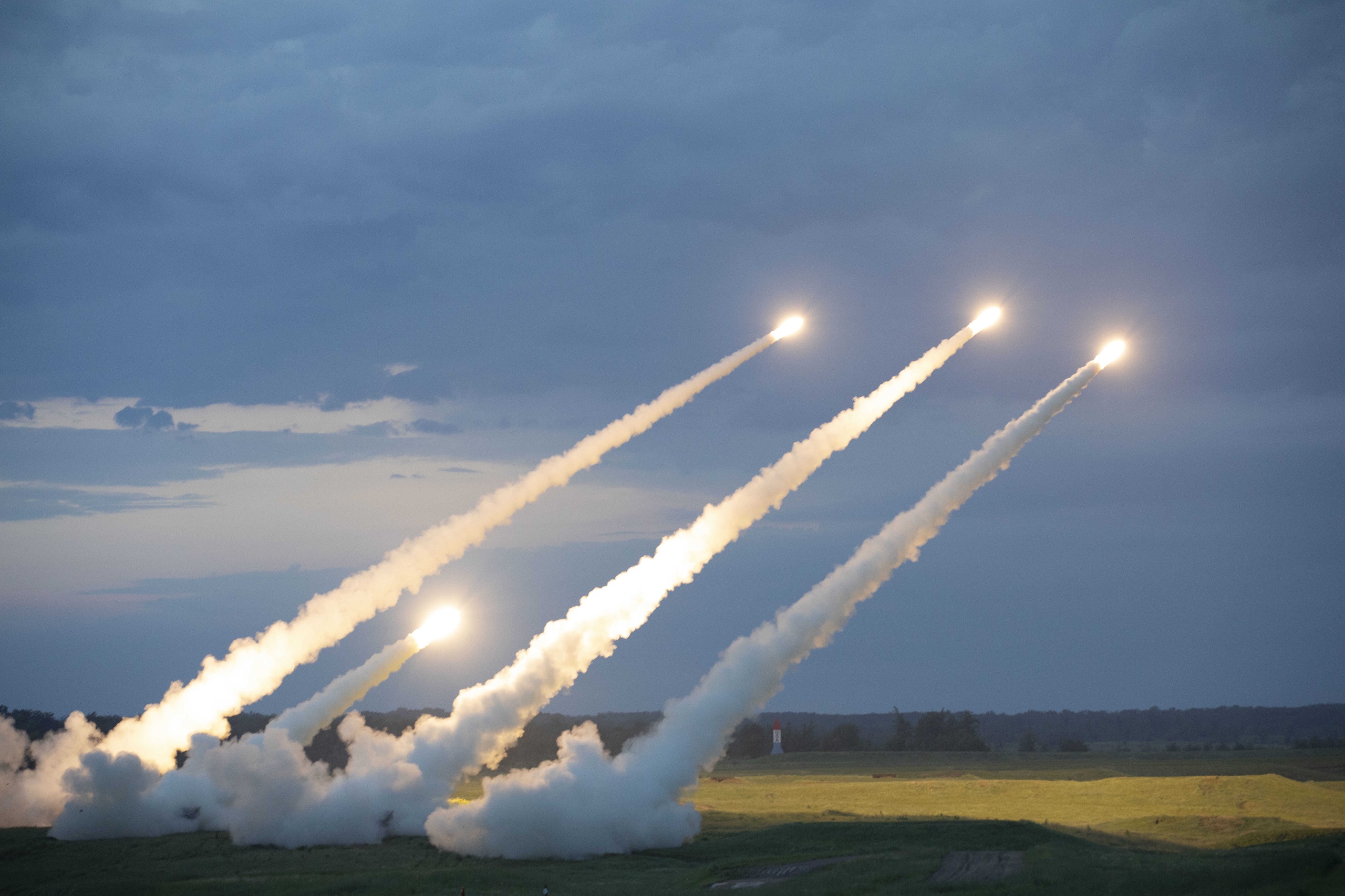 Amerikaanse HIMARS-raketten worden afgevuurd bij een militaire training.