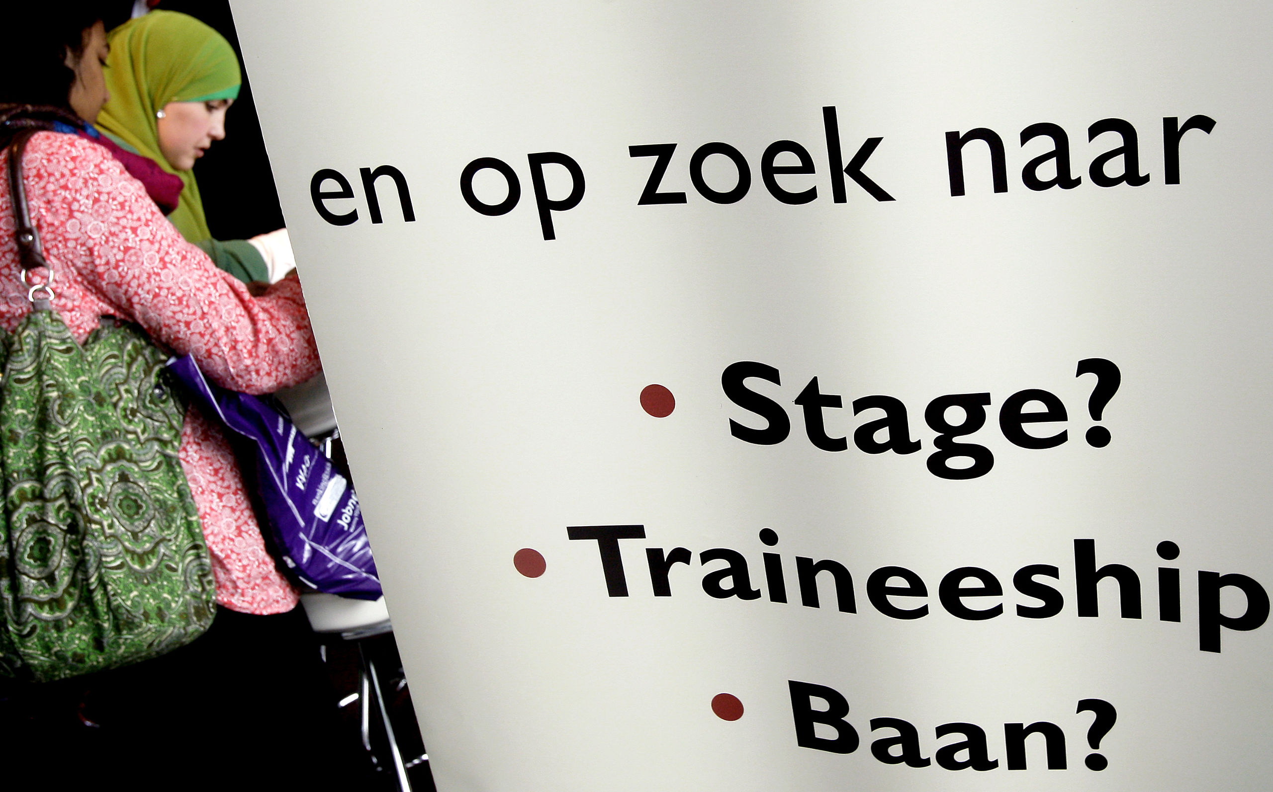 Twee vrouwen bekijken een informatiefolder dinsdag op het evenement DiversityWorks in Amsterdam.