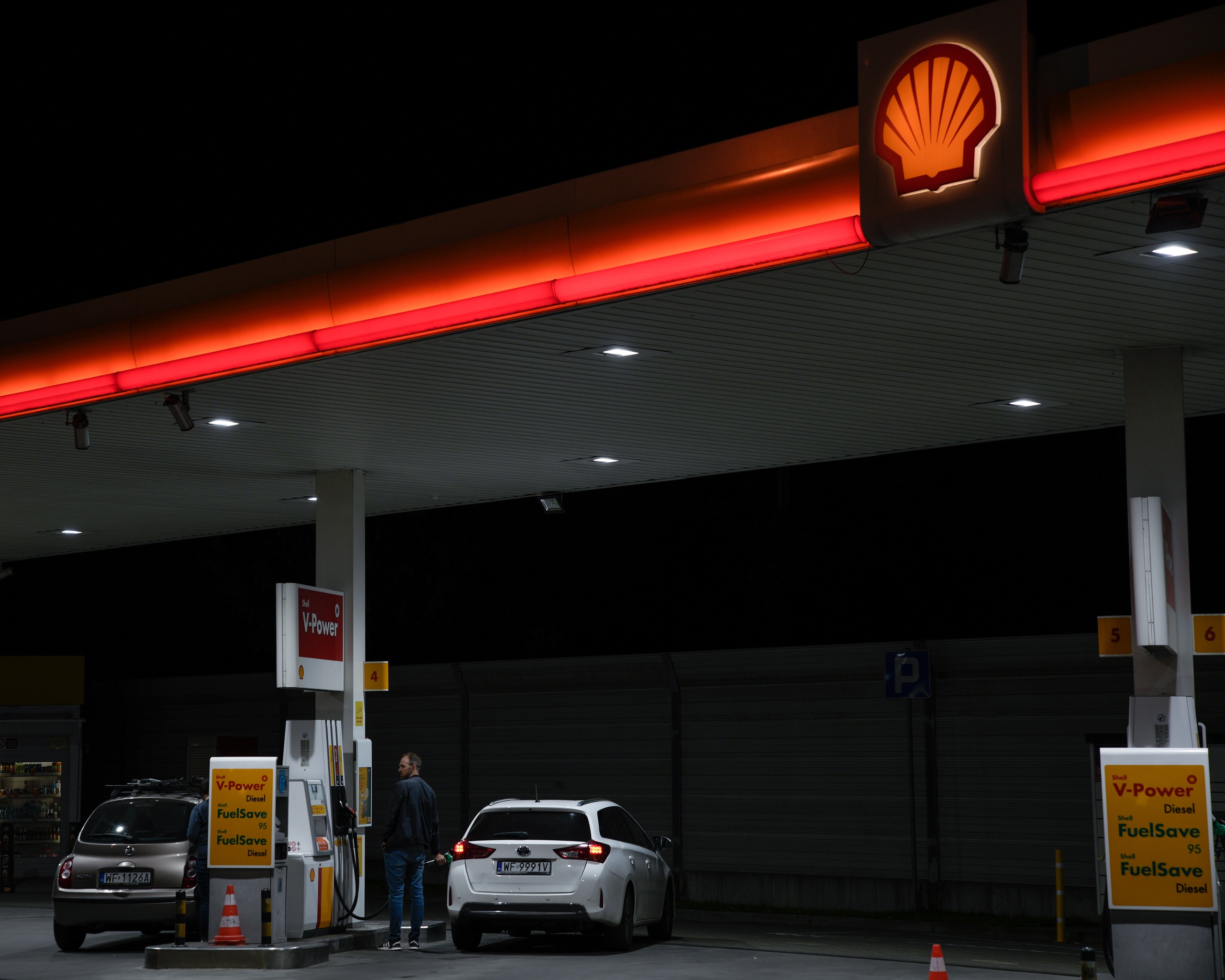 Shell misleidde klanten met reclame over CO2-compensatie. Er is volgens de Reclame Code Commissie niet genoeg wetenschappelijk bewijs dat de schade door de autorit gecompenseerd wordt. 