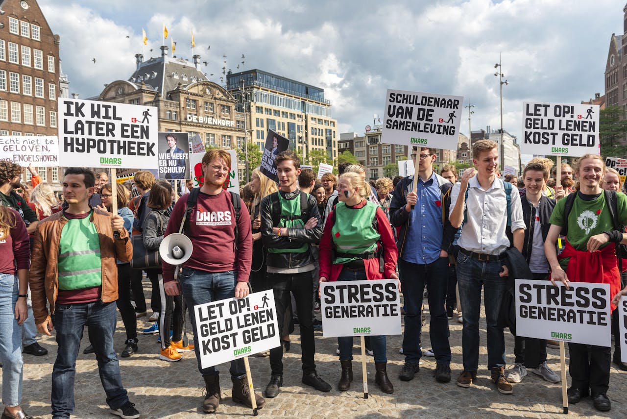 AMSTERDAM - Protesterende studenten op de Dam. Zij komen in actie tegen het voorstel van minister Van Engelshoven dat studenten meer rente moeten betalen op studieleningen. ANP EVERT ELZINGA