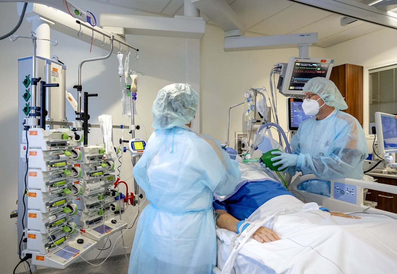 Verplegend personeel bij een coronapatient op de IC-afdeling van het Maasstad Ziekenhuis in Rotterdam.