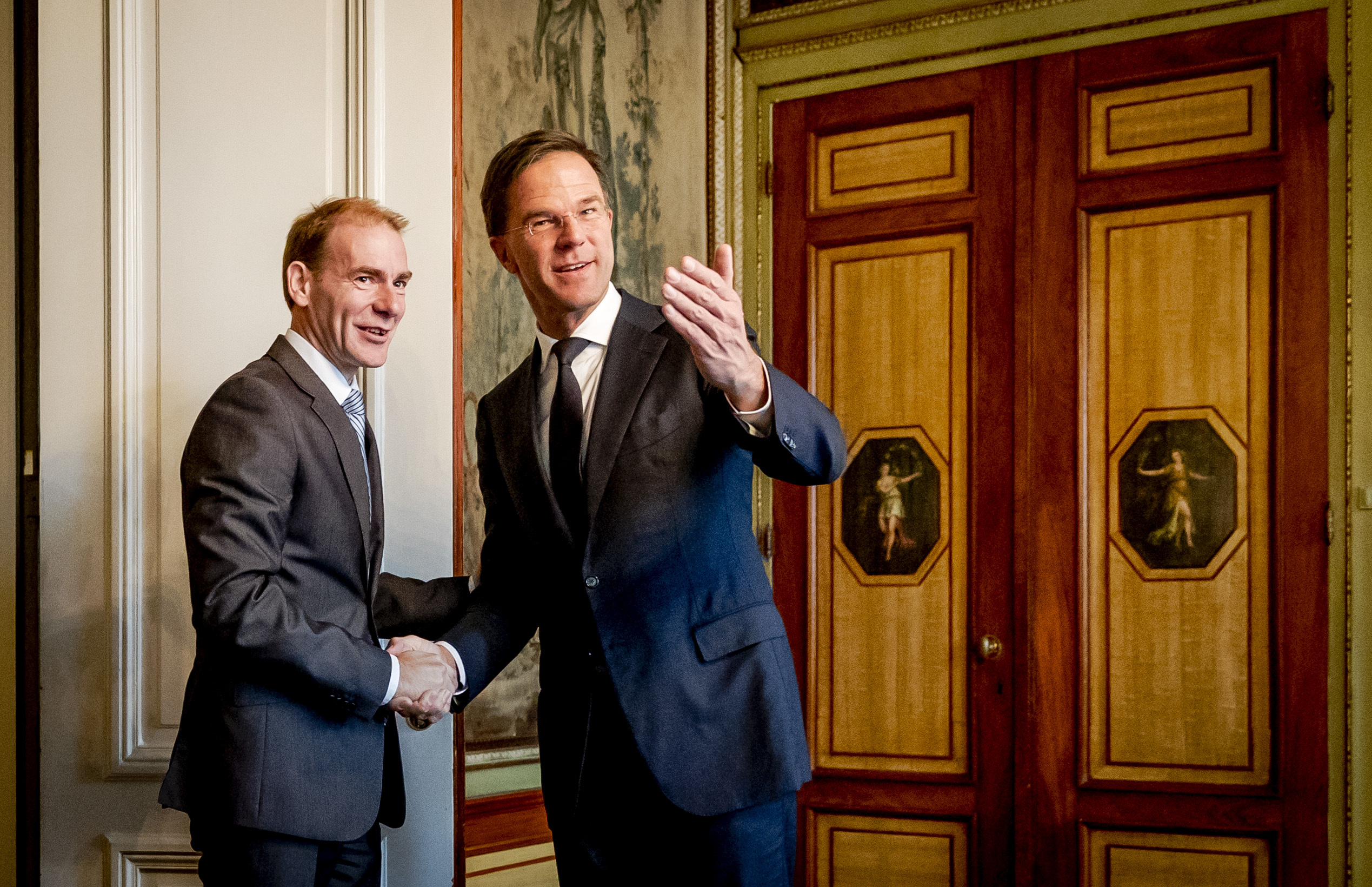 Menno Snel (D66) in de Stadhouderskamer voor een gesprek met formateur Mark Rutte. Snel komt in aanmerking voor de post van staatssecretaris van Financien in het kabinet Rutte III.