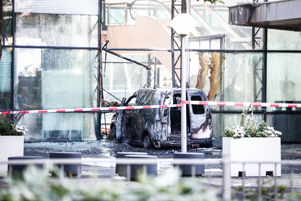 2018-06-26 04:20:24 AMSTERDAM - Een auto is de voorgevel van dagblad De Telegraaf binnengereden. Daarna is hij in brand gevlogen. ANP LAURENS BOSCH