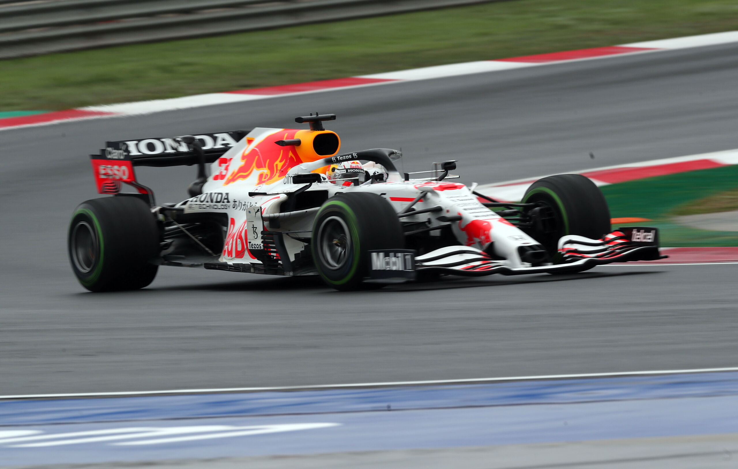 Max Verstappen in de speciale witte racewagen ter ere van Honda, de motorleverancier van Red Bull.