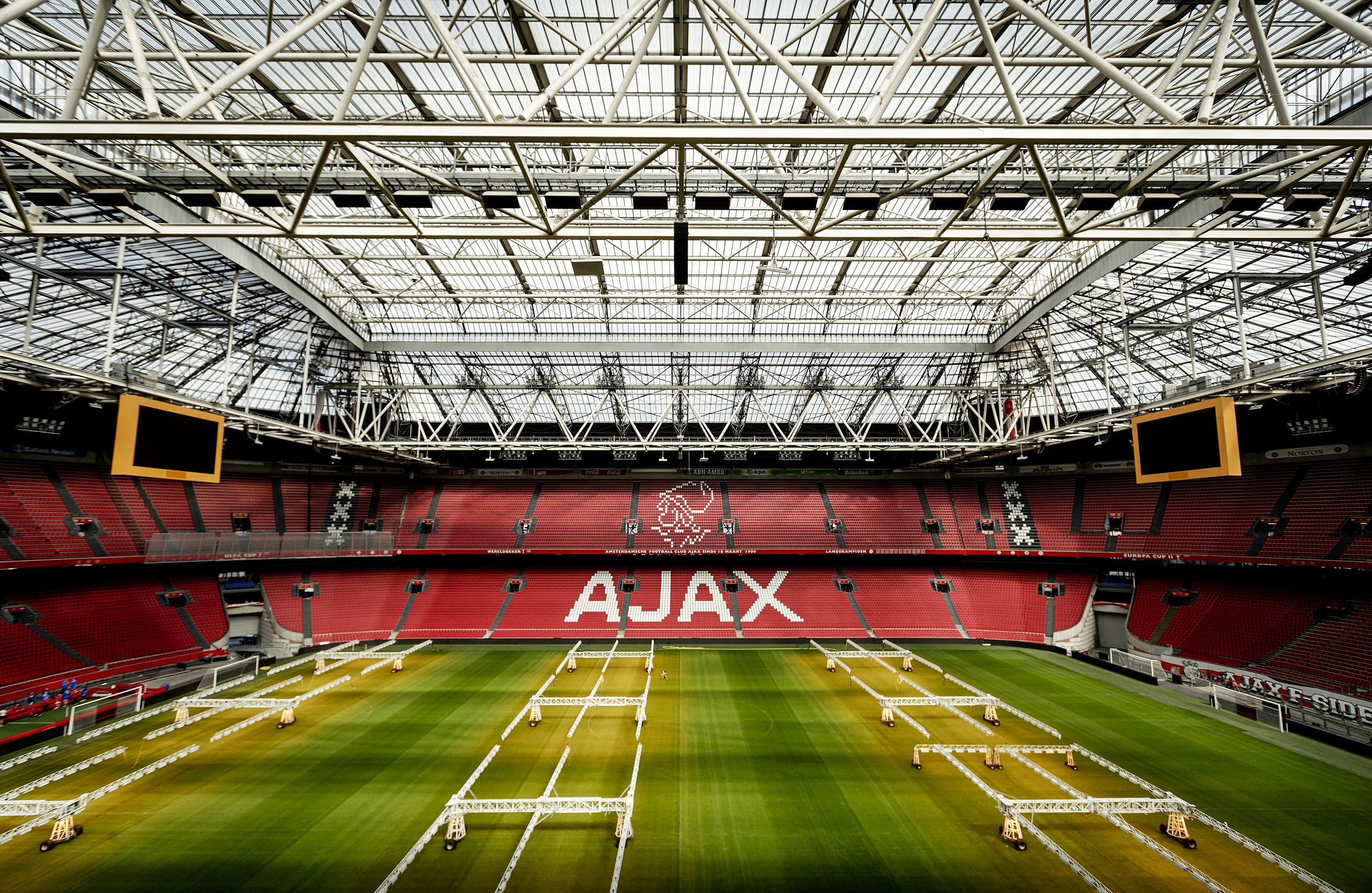 Het AJAX-logo op de tribune in de Johan Cruijff ArenA.