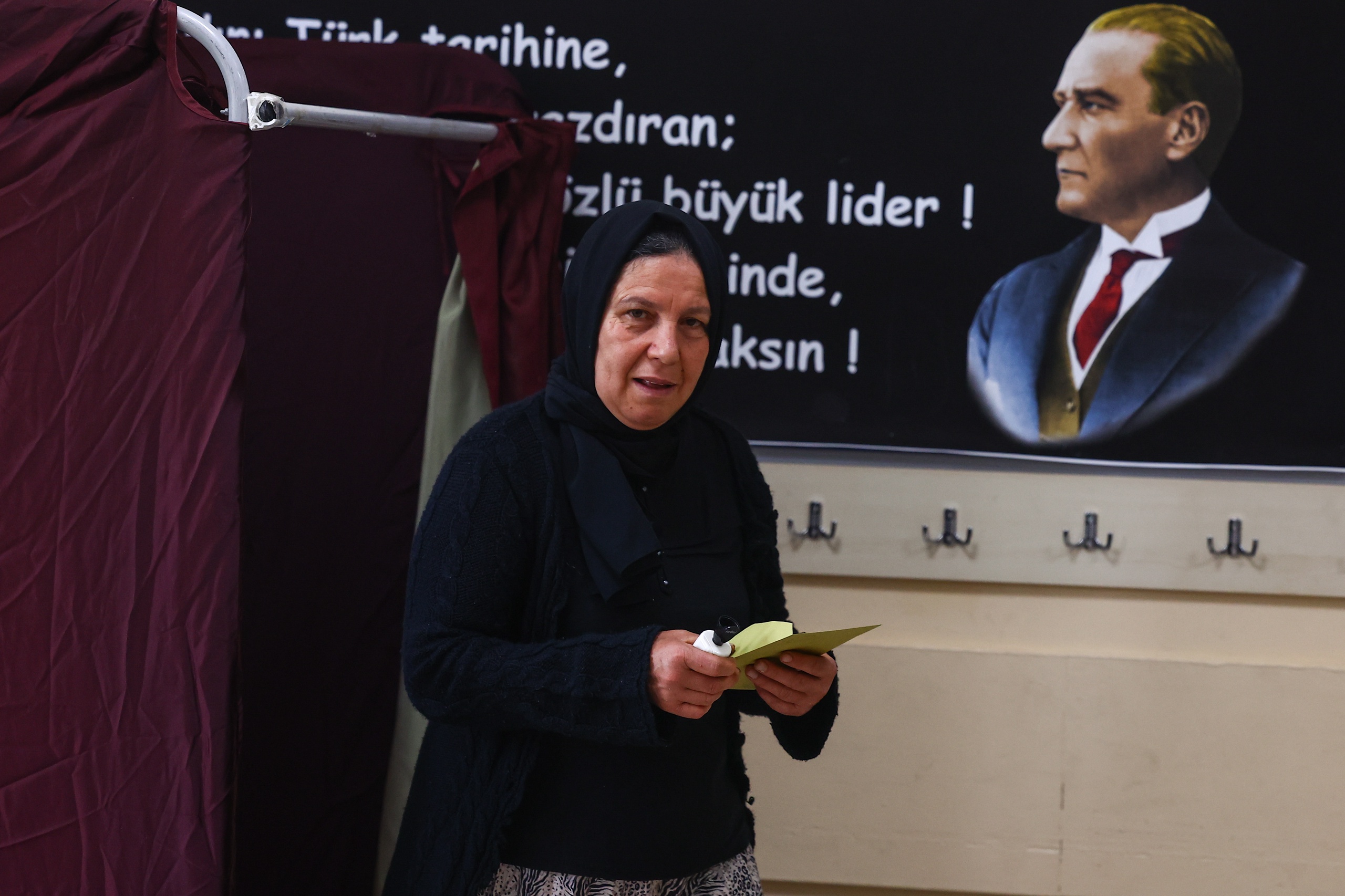 De stembureaus zijn in Turkije geopend voor de beslissende ronde van de presidentsverkiezingen. Ze sluiten om 16.00 uur onze tijd. De eerste uitslagen worden aan het begin van de avond verwacht. 