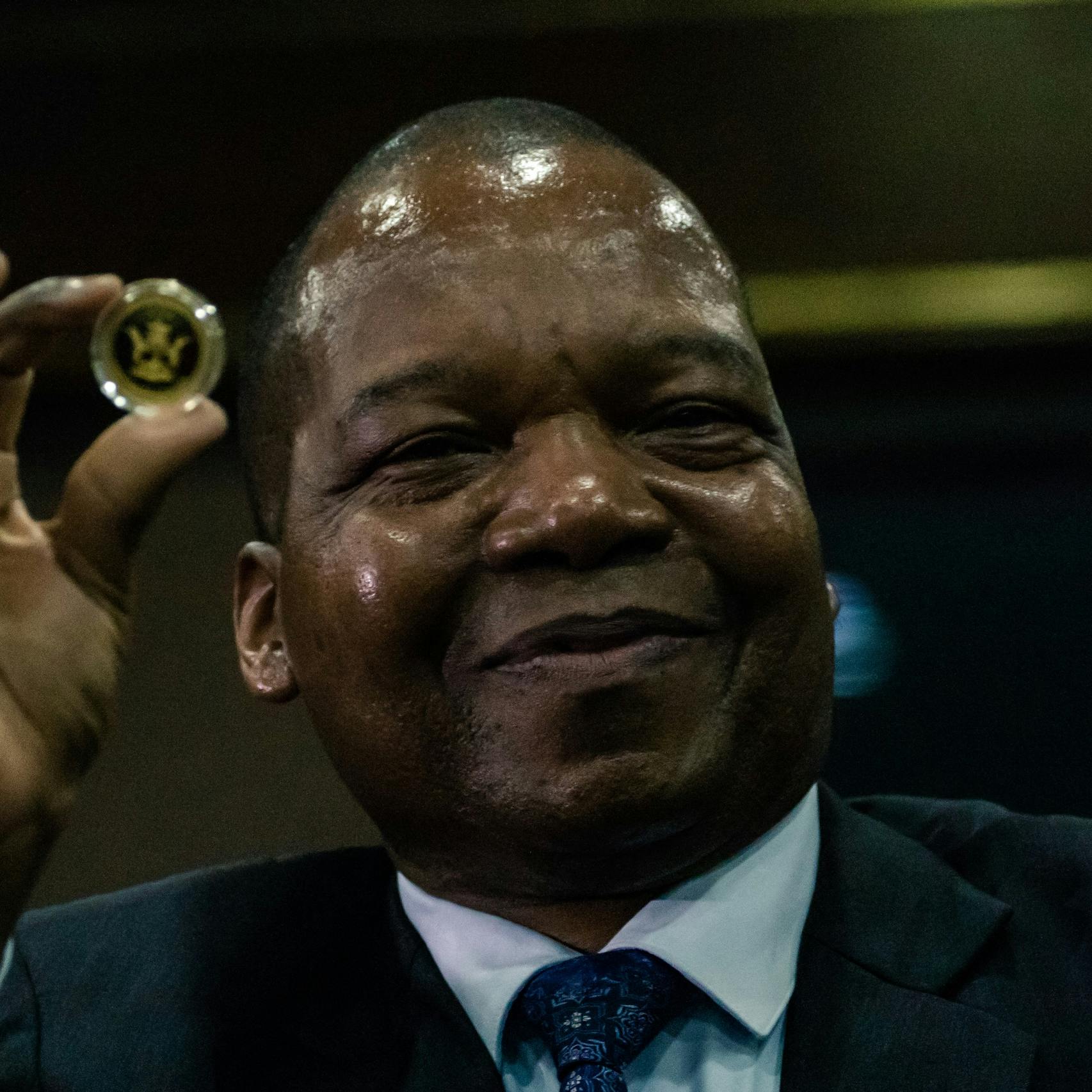 Zimbabwe slaat gouden munten tegen inflatie