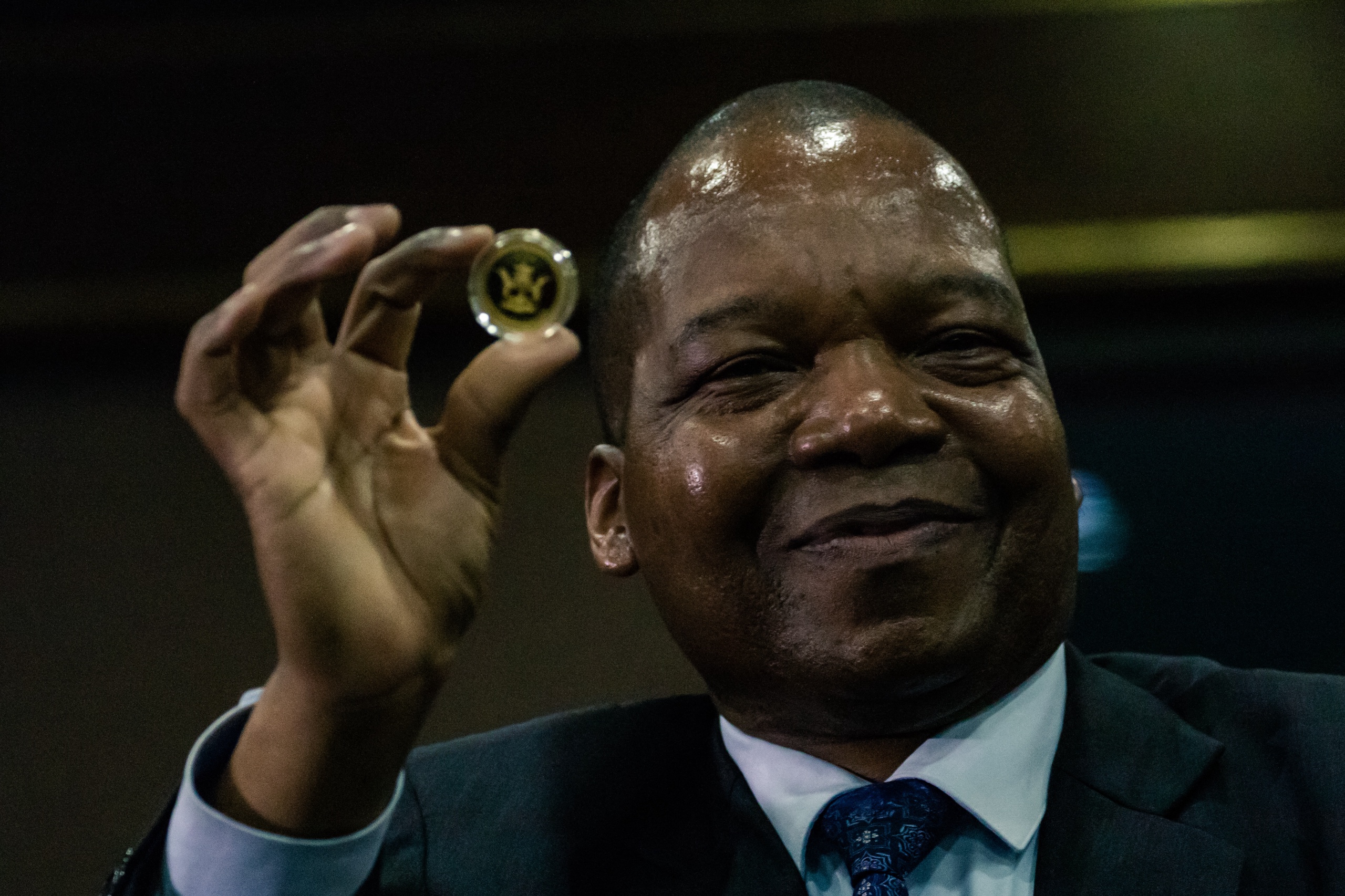 Governeur John Mangudya van de Zimbabwaanse centrale bank met de Mosi-oa-Tunya, zoals de munt in het Tonga heet. 