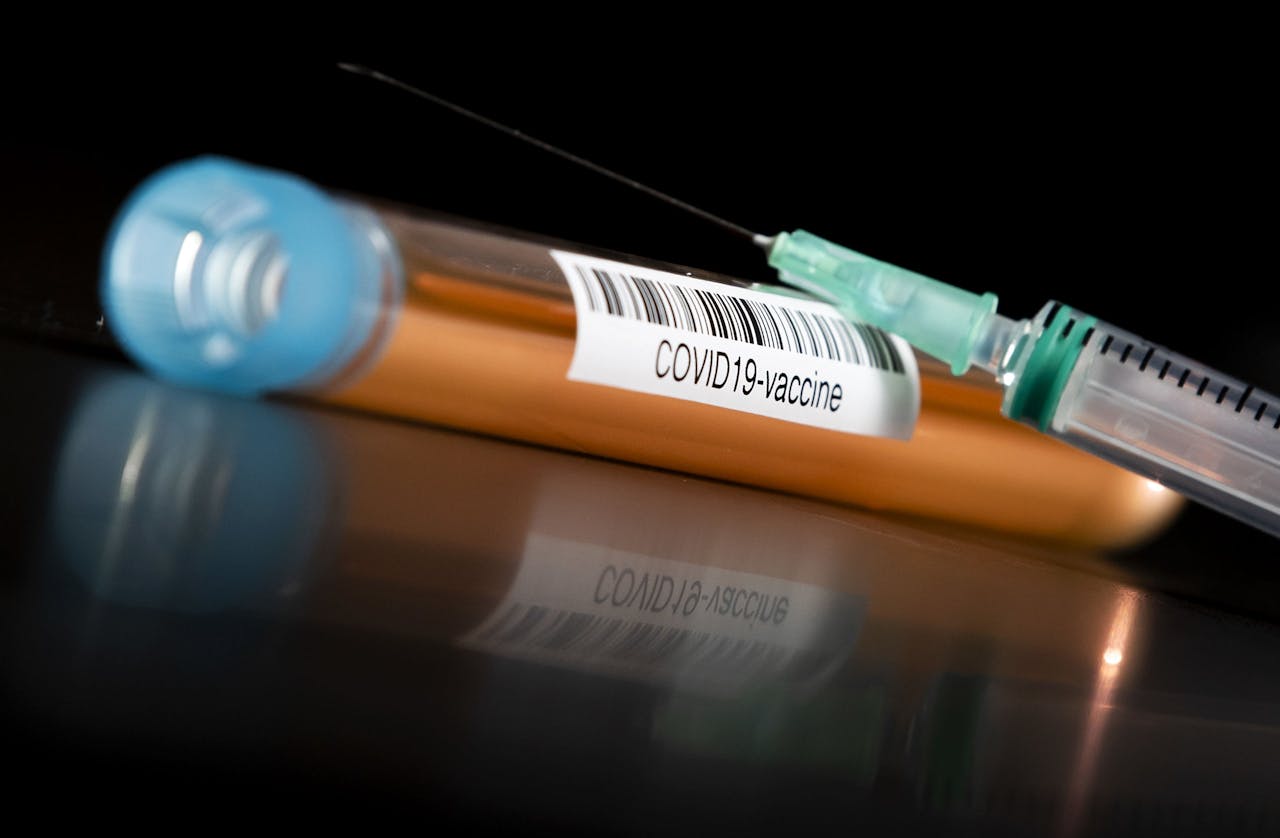 Een illustratieve foto van reageerbuisjes met een medicijn of vaccin tegen het COVID-19 coronavirus. ANP KOEN VAN WEEL