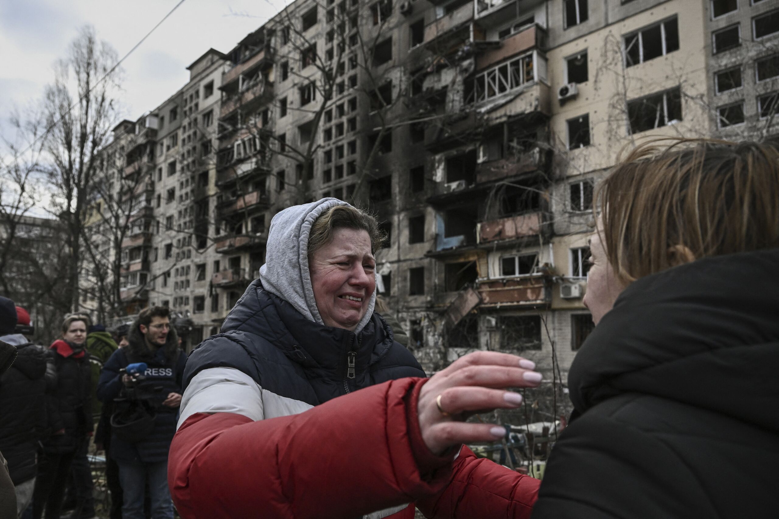 Bewoners voor hun verwoeste flat in Kiev 