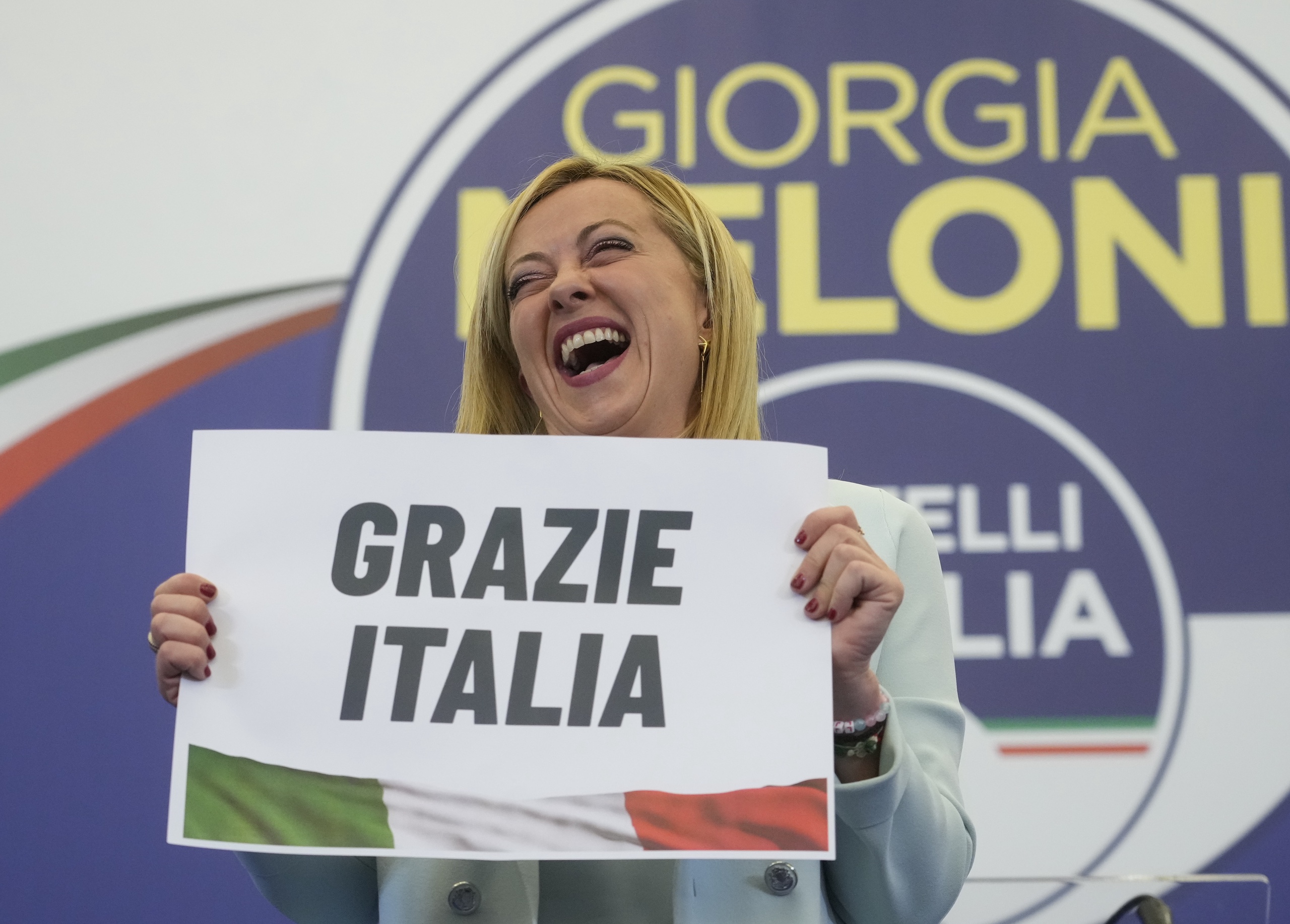 Giorgia Meloni bedankt haar kiezers. Het rechtse blok met Meloni van de rechts-nationalistische Fratelli d'Italia aan het hoofd heeft de Italiaanse parlementsverkiezingen gewonnen. 