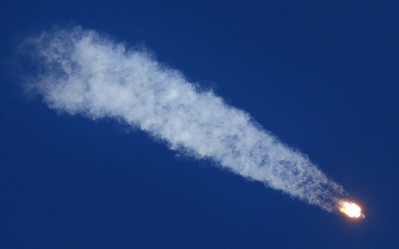 2018-10-11 11:40:59 epaselect epa07085357 Soyuz booster rocket with the Soyuz MS-10 spacecraft carrying crew members expedition 57/58, Roscosmos cosmonaut Alexey Ovchinin and NASA astronaut Nick Hague to the International Space Station (ISS) after take off from the launch pad at the Russian leased Baikonur cosmodrome, Kazakhstan, 11 October 2018. The Russian Soyuz rocket has malfunctioned on lift-off has landed safely in Kazahstan, Russian media report. EPA/YURI KOCHETKOV