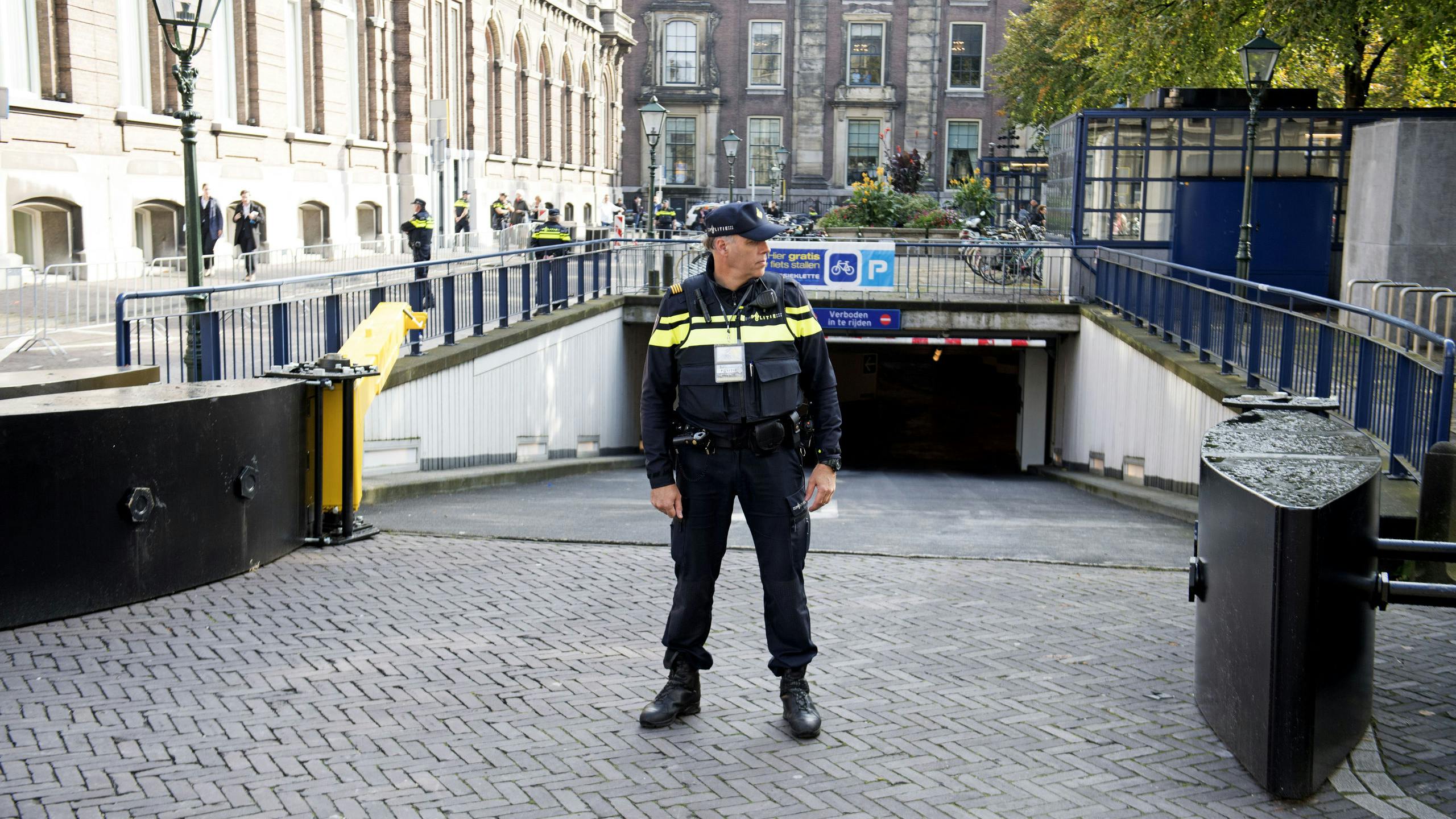 Extra beveiliging bij het Binnenhof in Den Haag op Prinsjesdag.