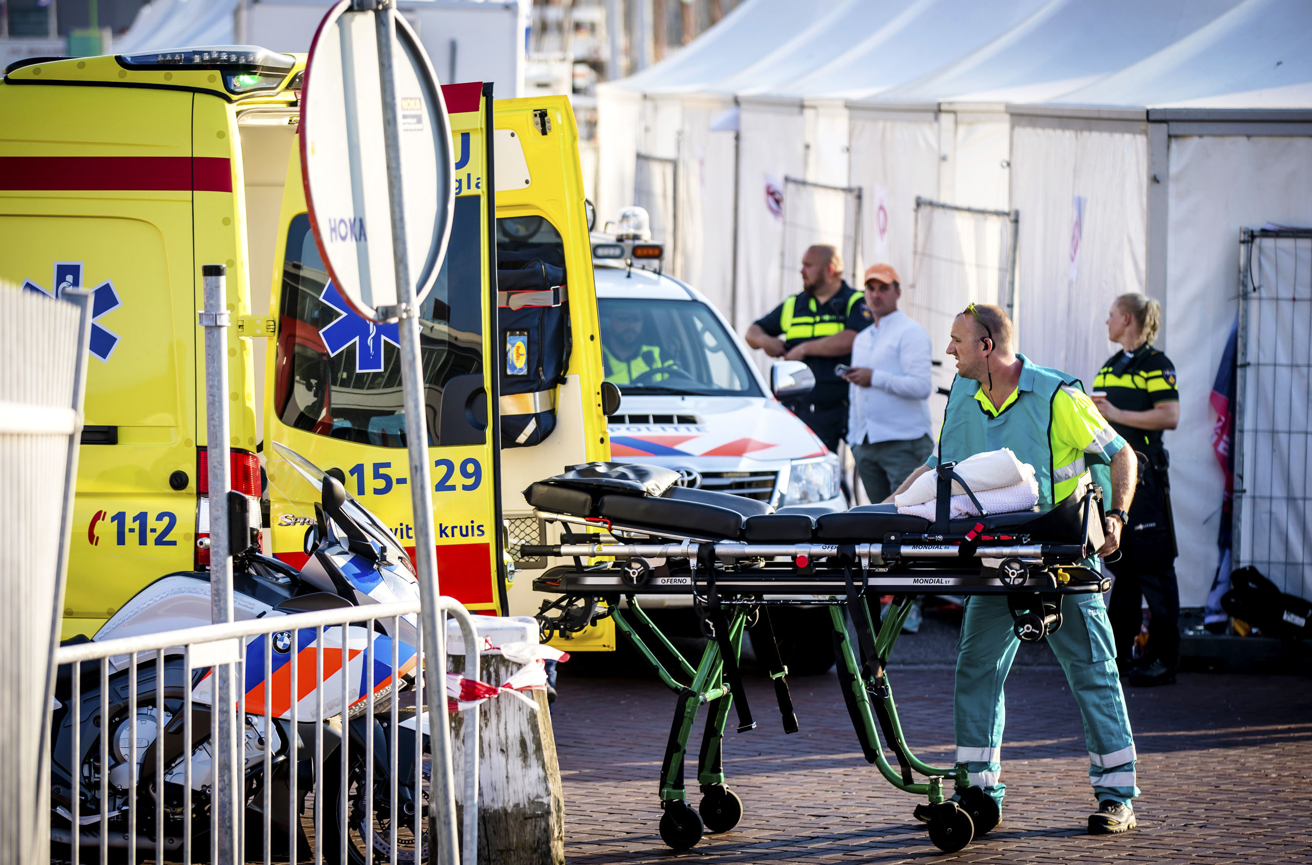 2018-06-28 20:00:44 SCHEVENINGEN - Hulpdiensten aan het werk in de haven van Scheveningen, waar een aanvaring tussen twee boten heeft plaatsgevonden. De botsing heeft zeker een opvarende het leven gekost. ANP BART MAAT