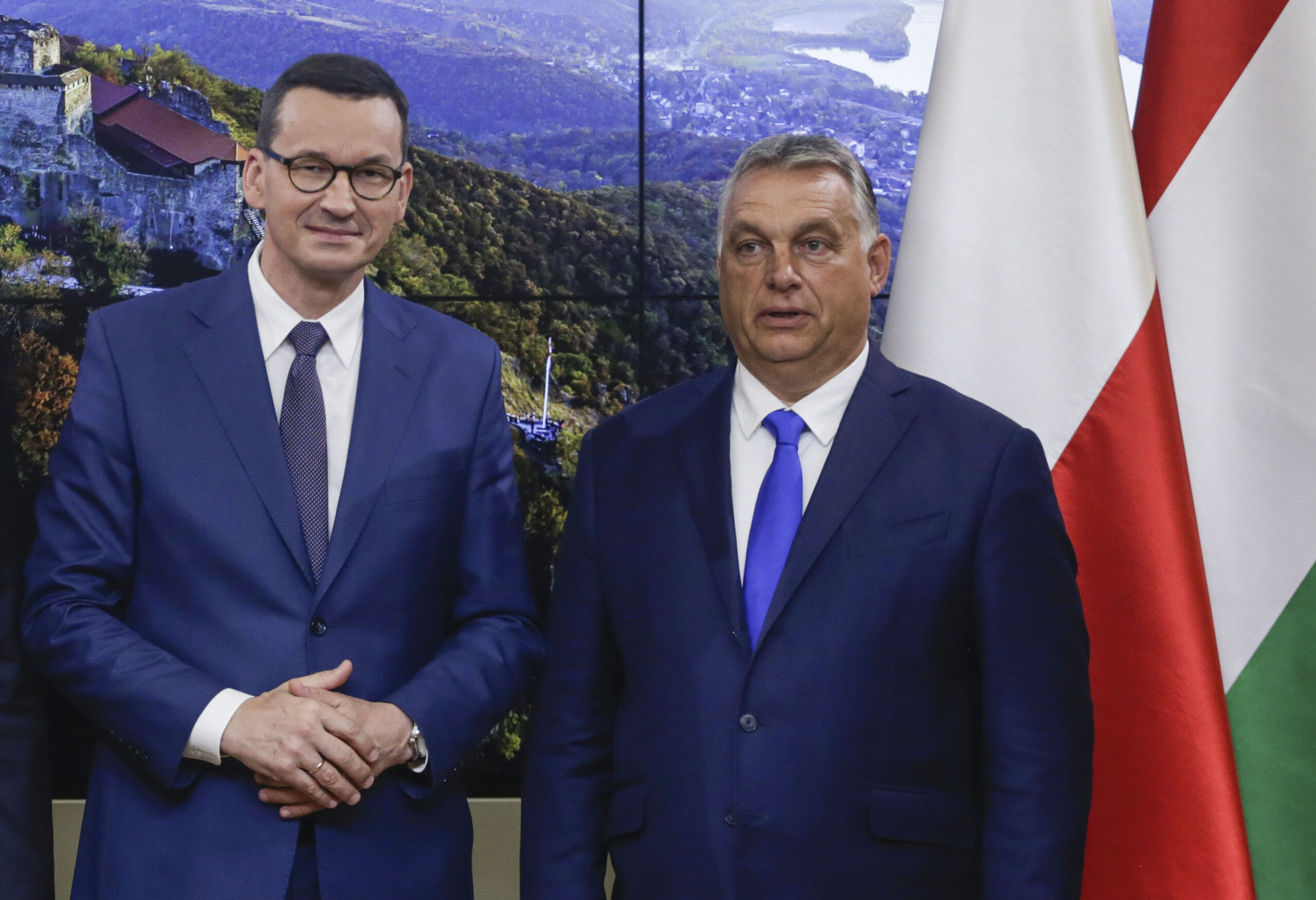 De Poolse premier Morawiecki (L) en de Hongaarse premier Orban (R)